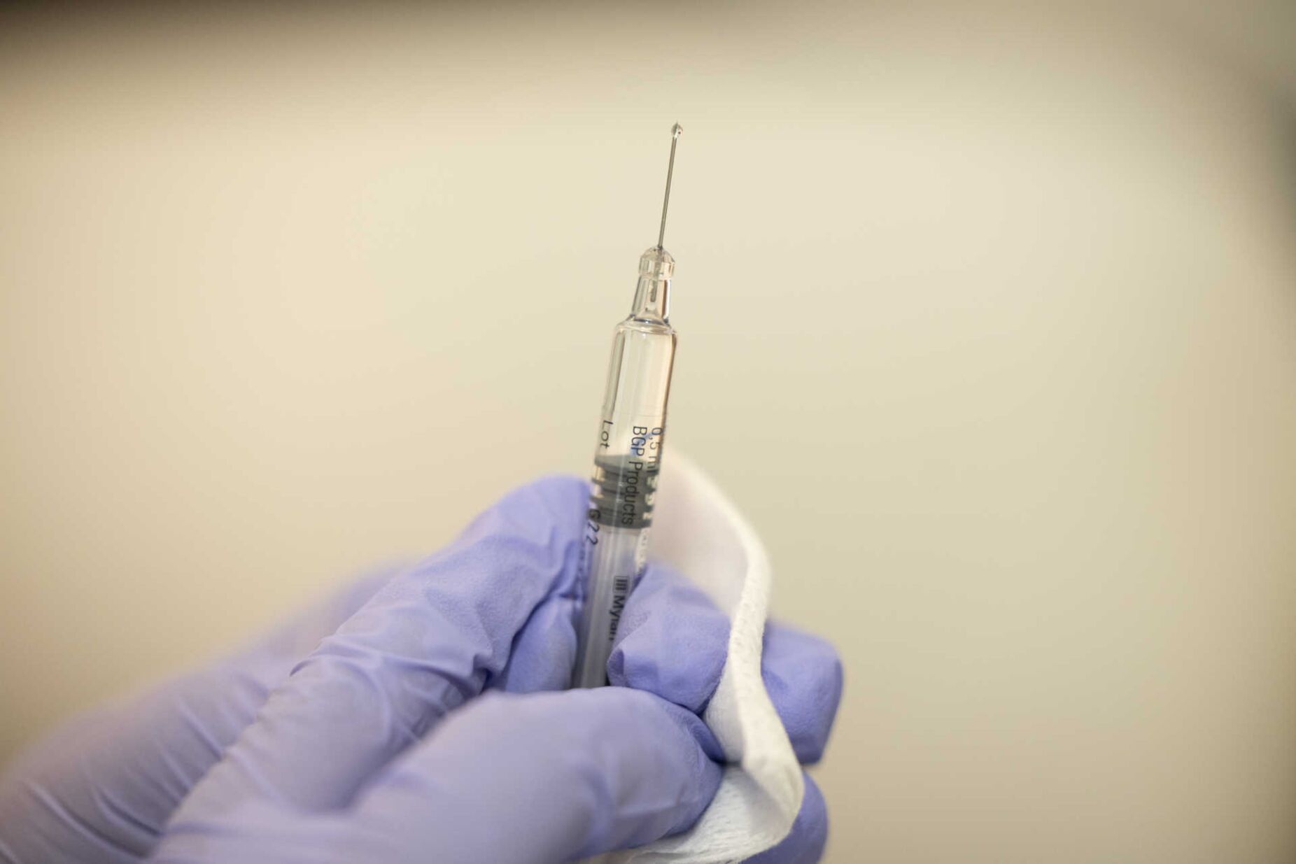 "Facilitar processo." Autoridades preparam sistema de mensagens para marcação de vacinas nos centros de saúde a maiores de 85 anos