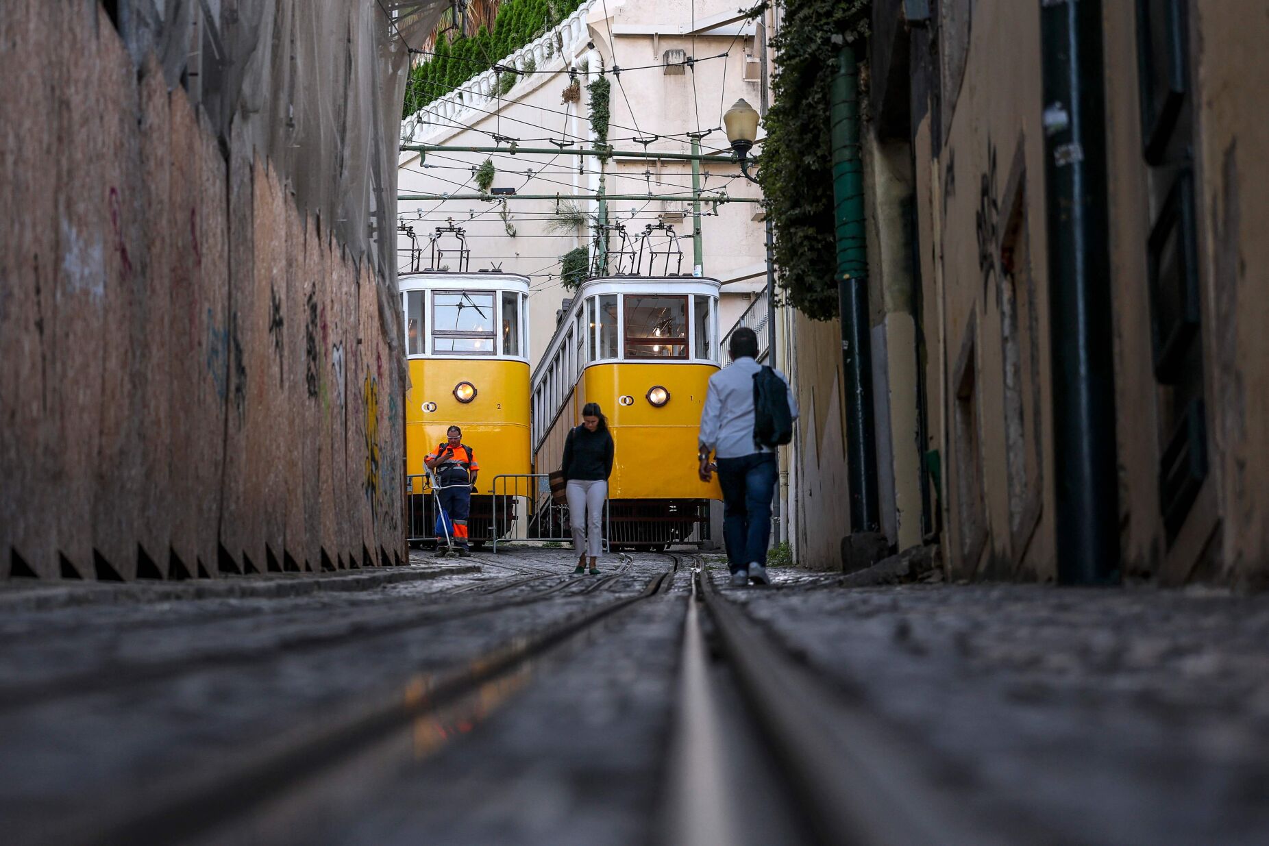 "Este tipo de tragédias não acontece por contágio": como funciona o Elevador da Glória?