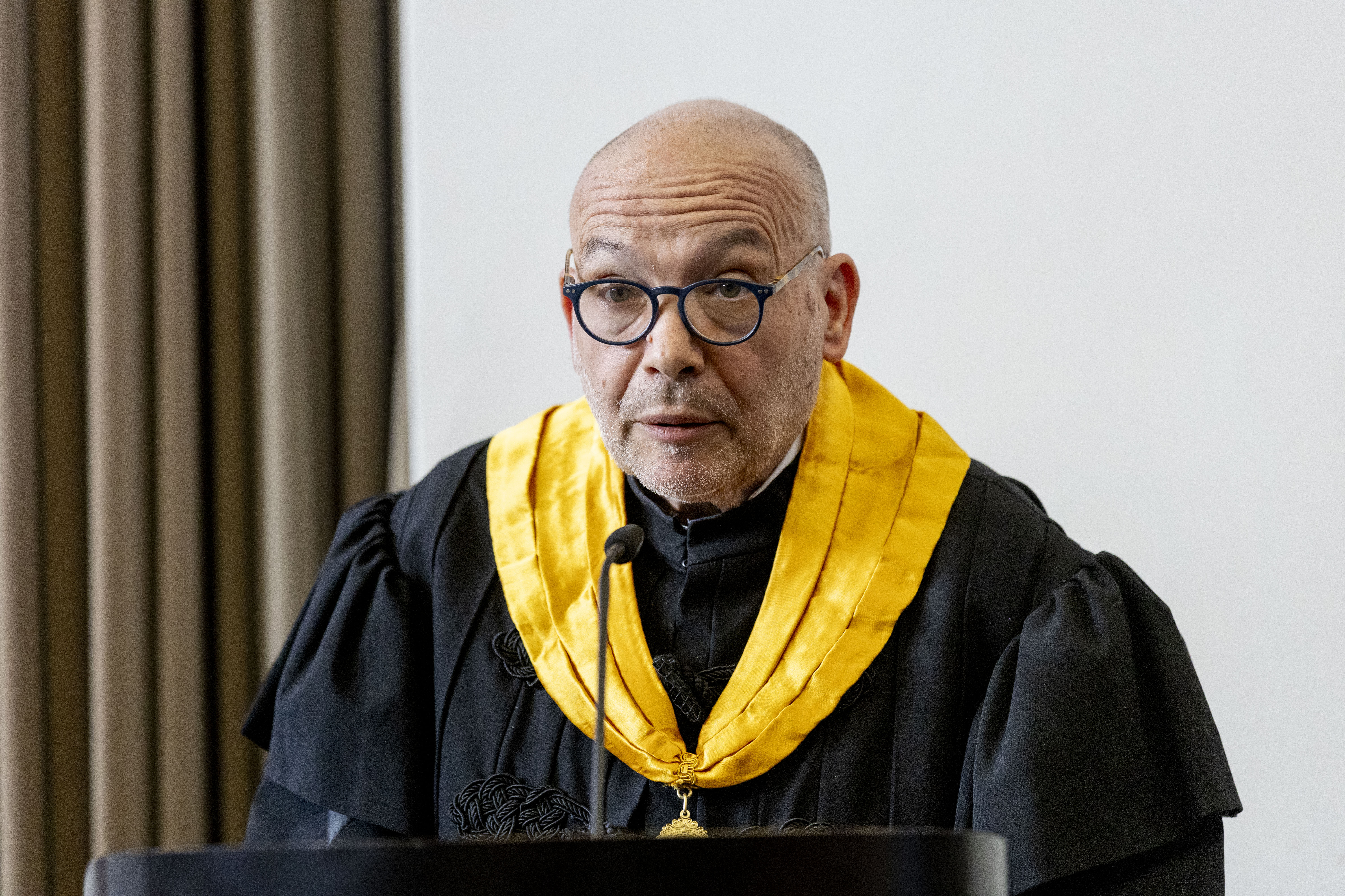 Diretor da Faculdade de Medicina do Porto defende que alunos têm direito a entrar no curso e recusa "cunhas"