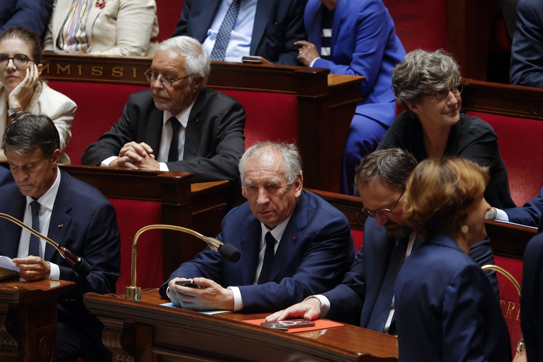 Governo francês cai após voto de confiança histórico