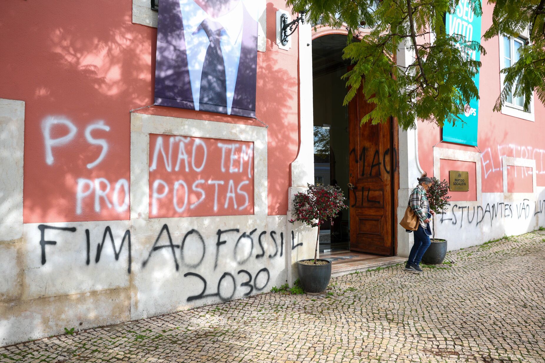 "Para resolver crise climática." Ativistas atacam várias sedes partidárias com tinta
