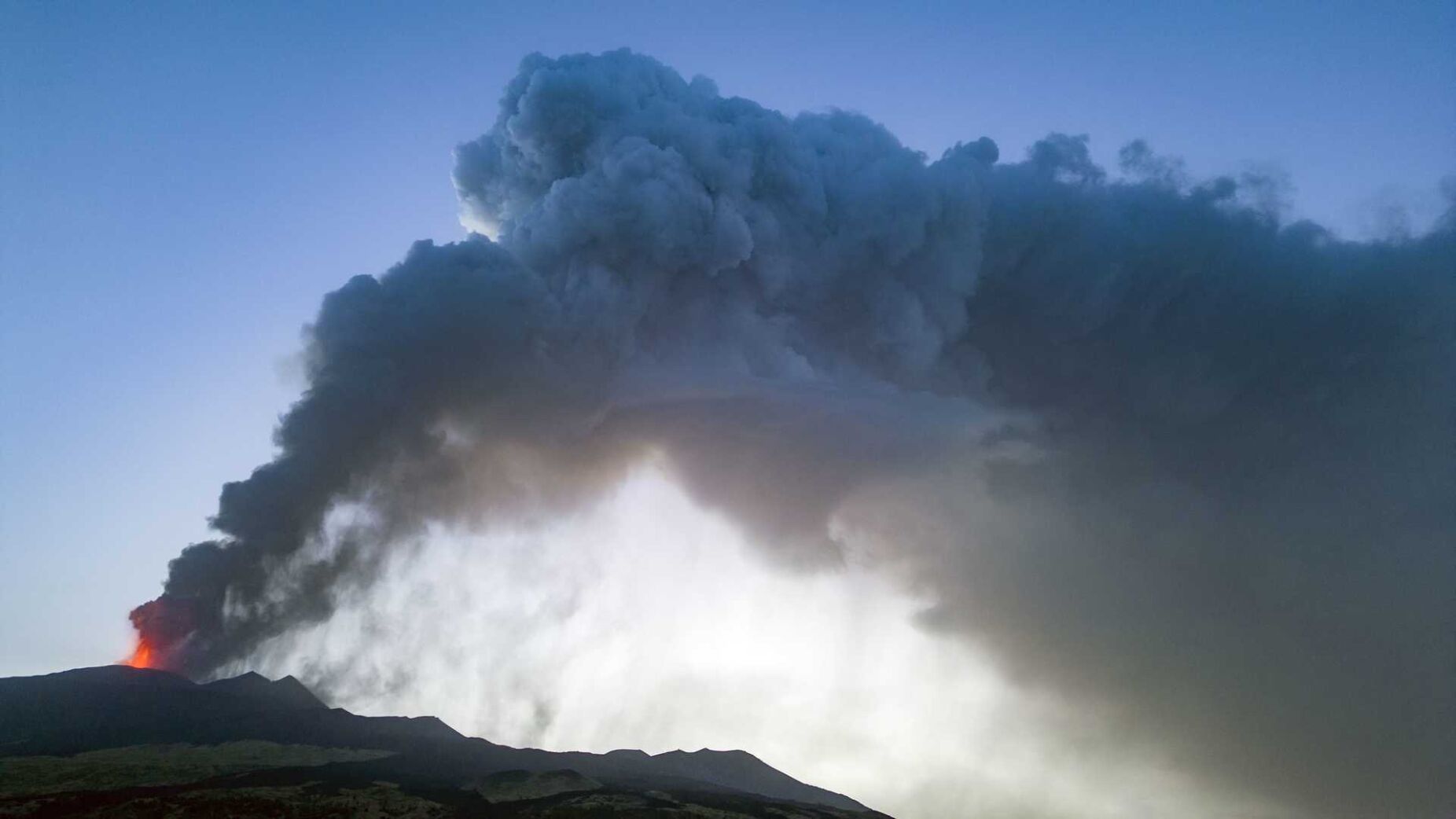 Vulcão Etna entra em atividade e encerra aeroporto na Sicília