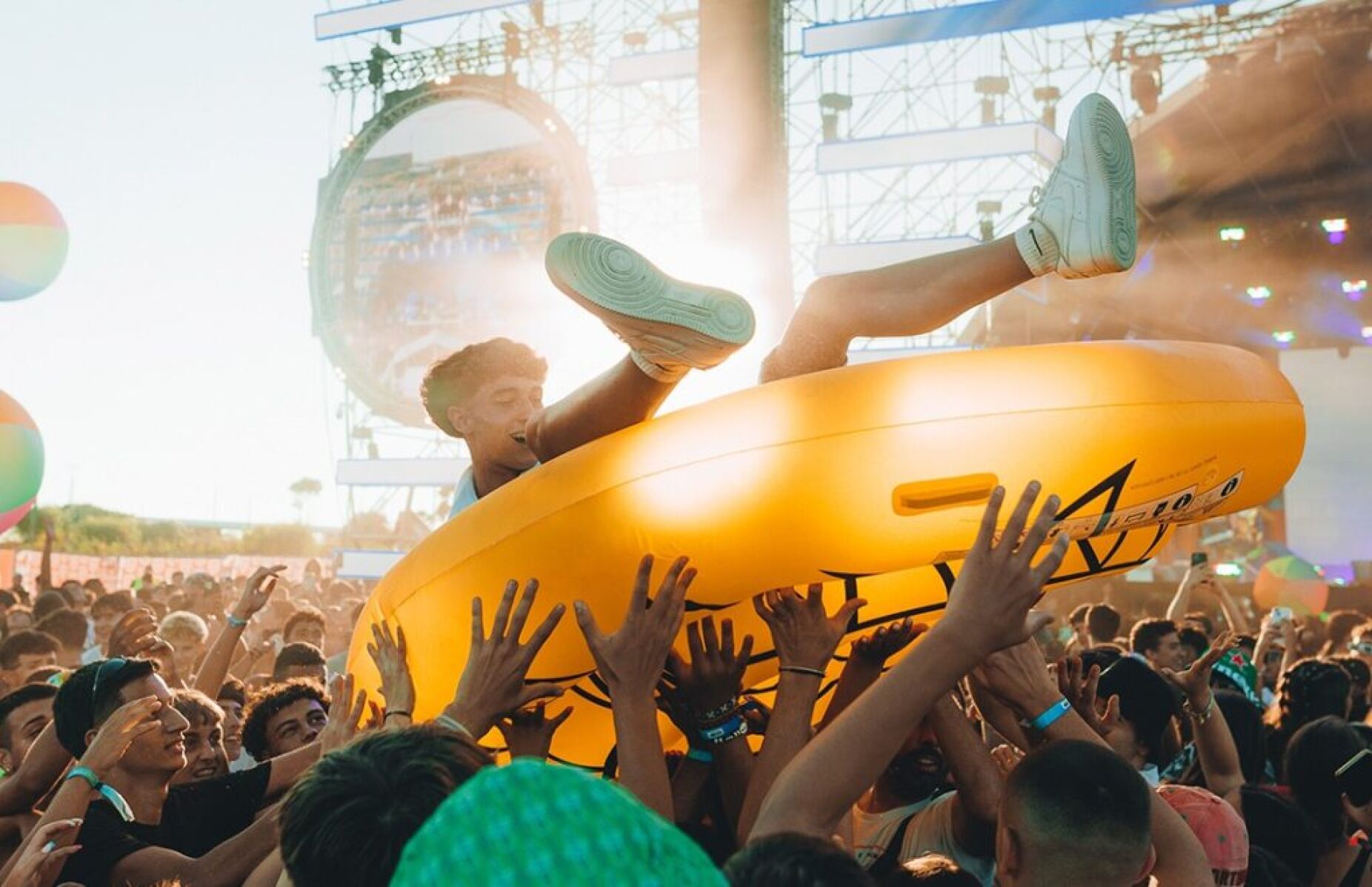 O Sol volta a brilhar na Caparica com recinto renovado, novos palcos e música em português