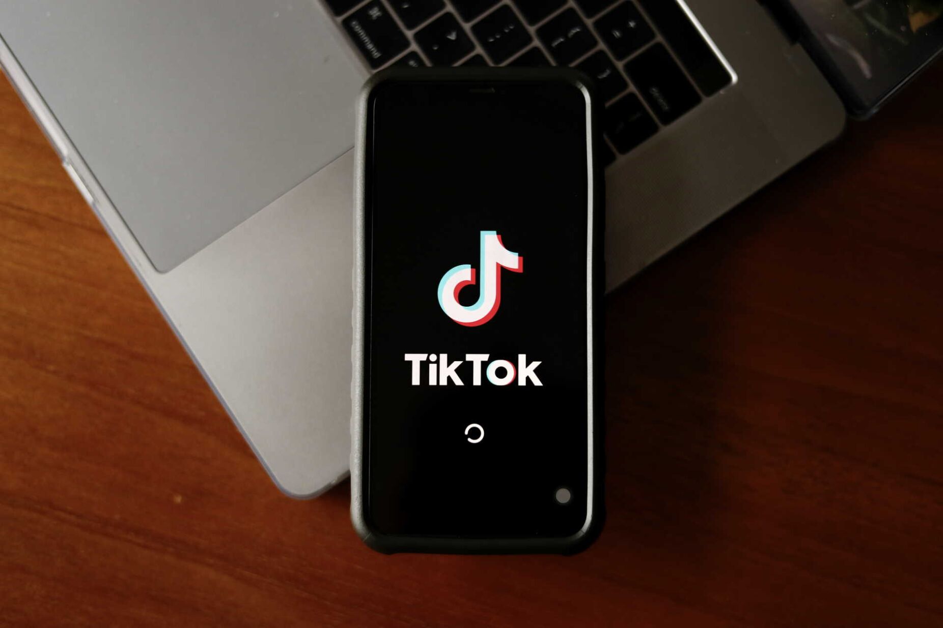 TikTok lança novas ferramentas para tornar "mais simples" supervisão dos pais