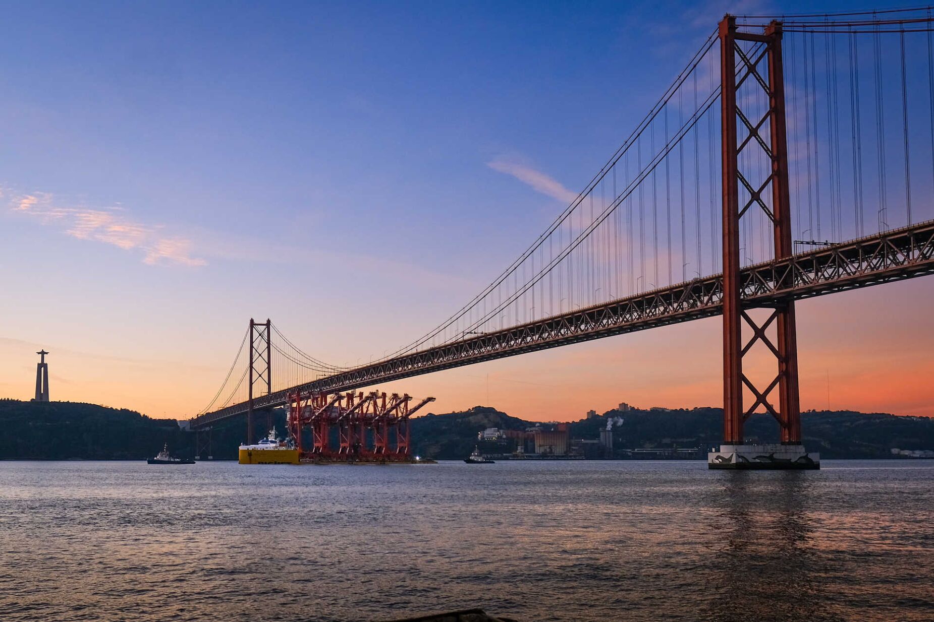 Ponte 25 de Abril cortada ao trânsito na madrugada deste domingo