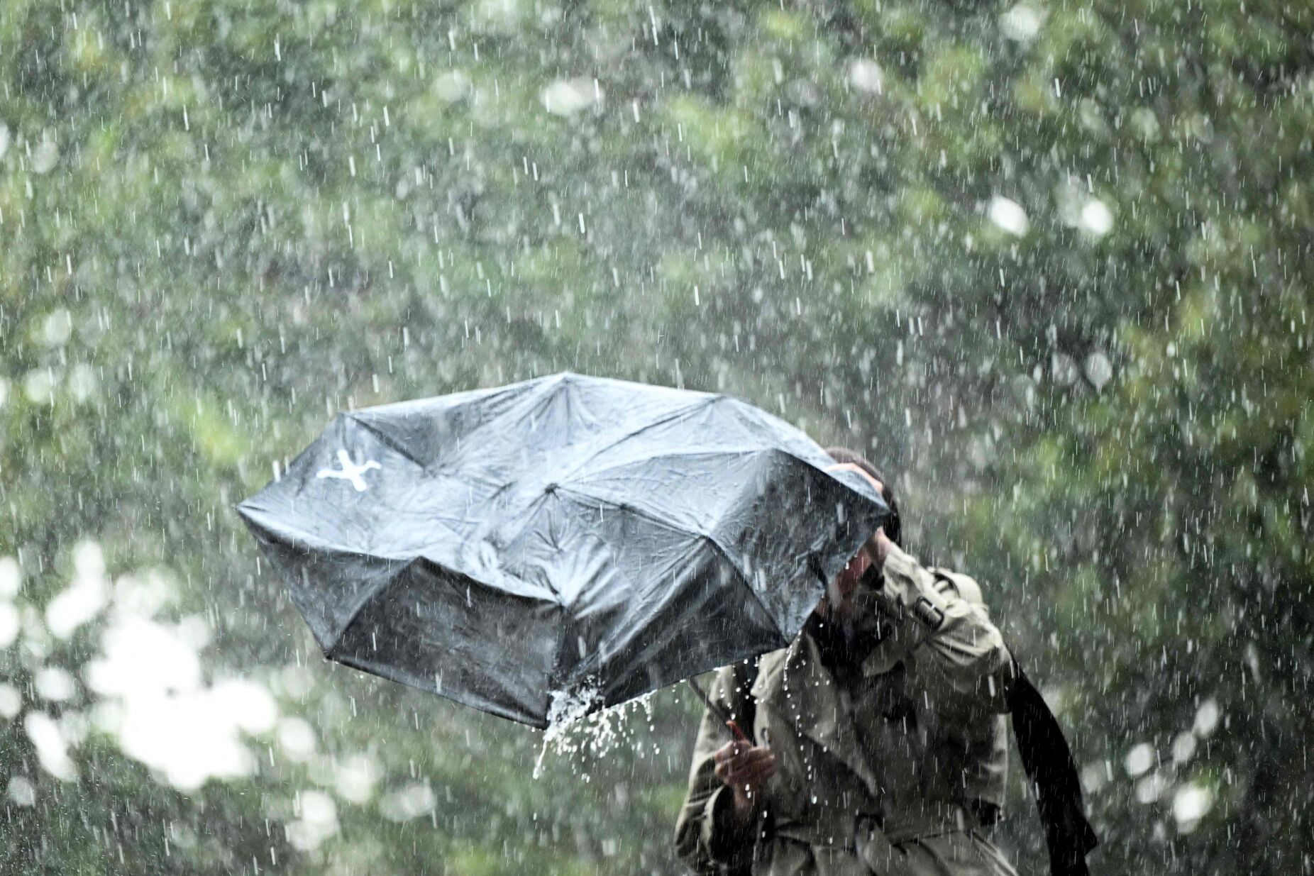 Temperaturas vão baixar: fenómeno de gota fria traz chuva forte a Portugal continental
