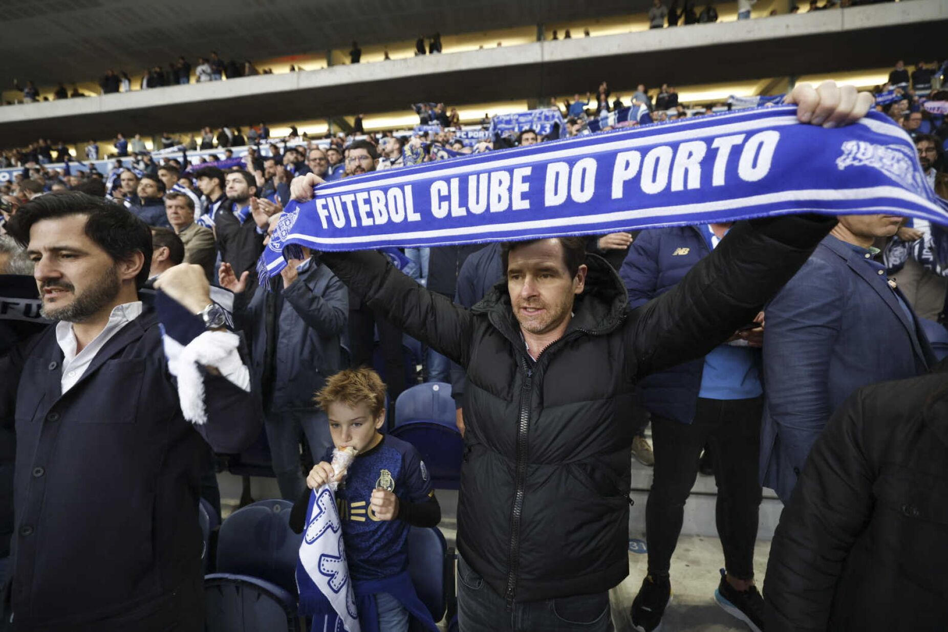 Dragão aplaude Villas-Boas e Pinto da Costa em lados opostos. Veja as imagens