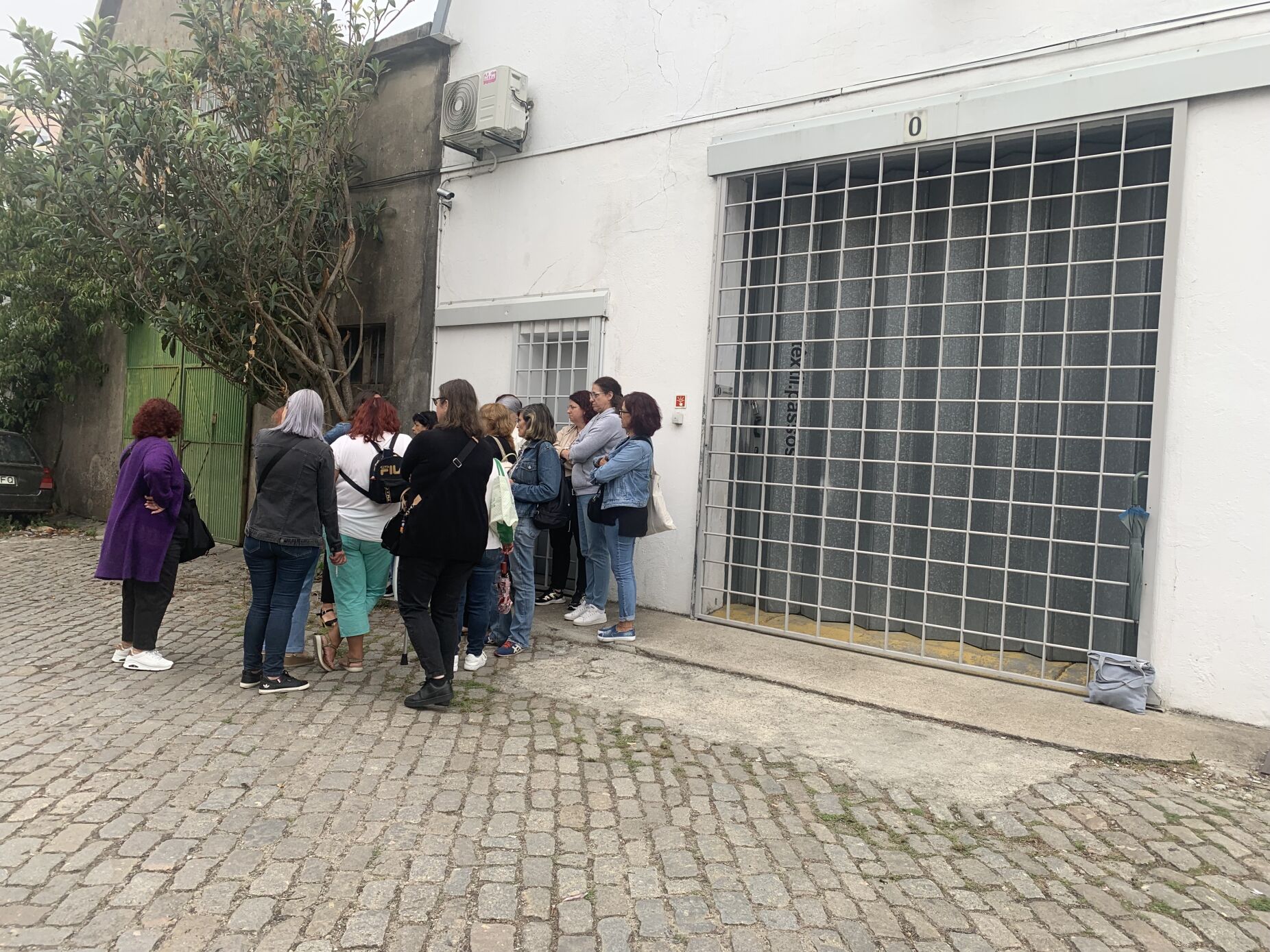 "Foi um choque." Fábrica Têxtil Passos fechada no Porto deixa trabalhadoras sem saber o futuro