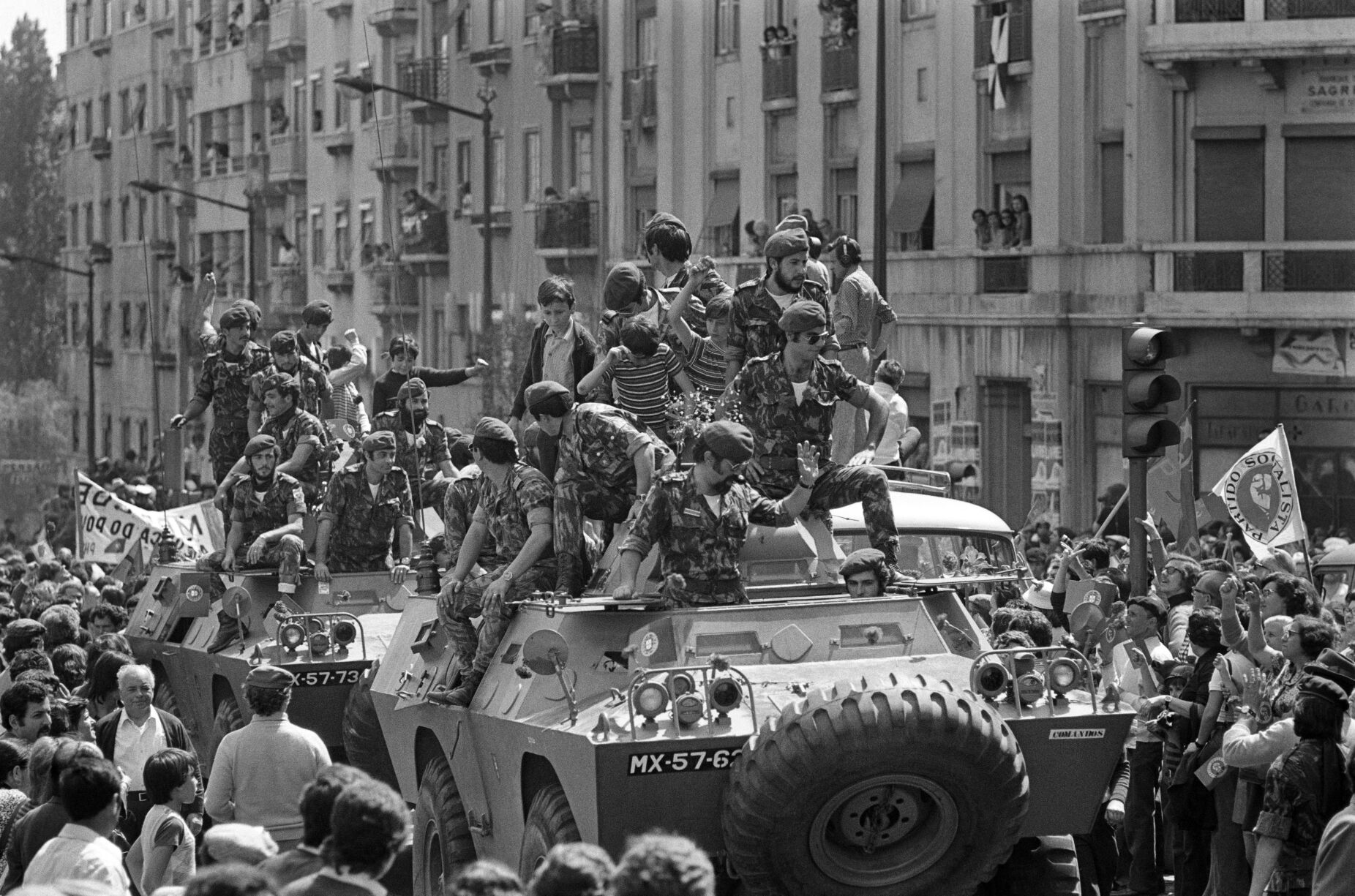 "Os militares do 25 de Novembro foram os que fizeram o 25 de Abril", mas extrema-direita comanda "ofensiva contra a História"