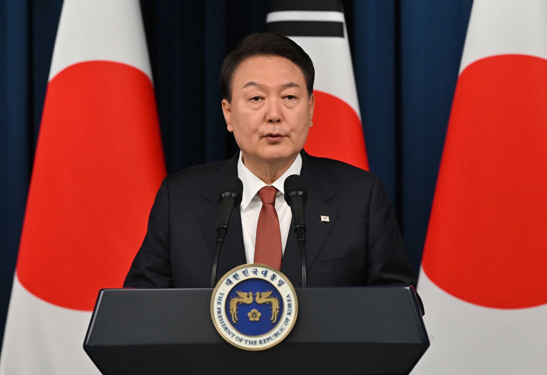 "Erradicar forças pró-norte-coreanas." Presidente sul-coreano decreta "lei marcial de emergência"