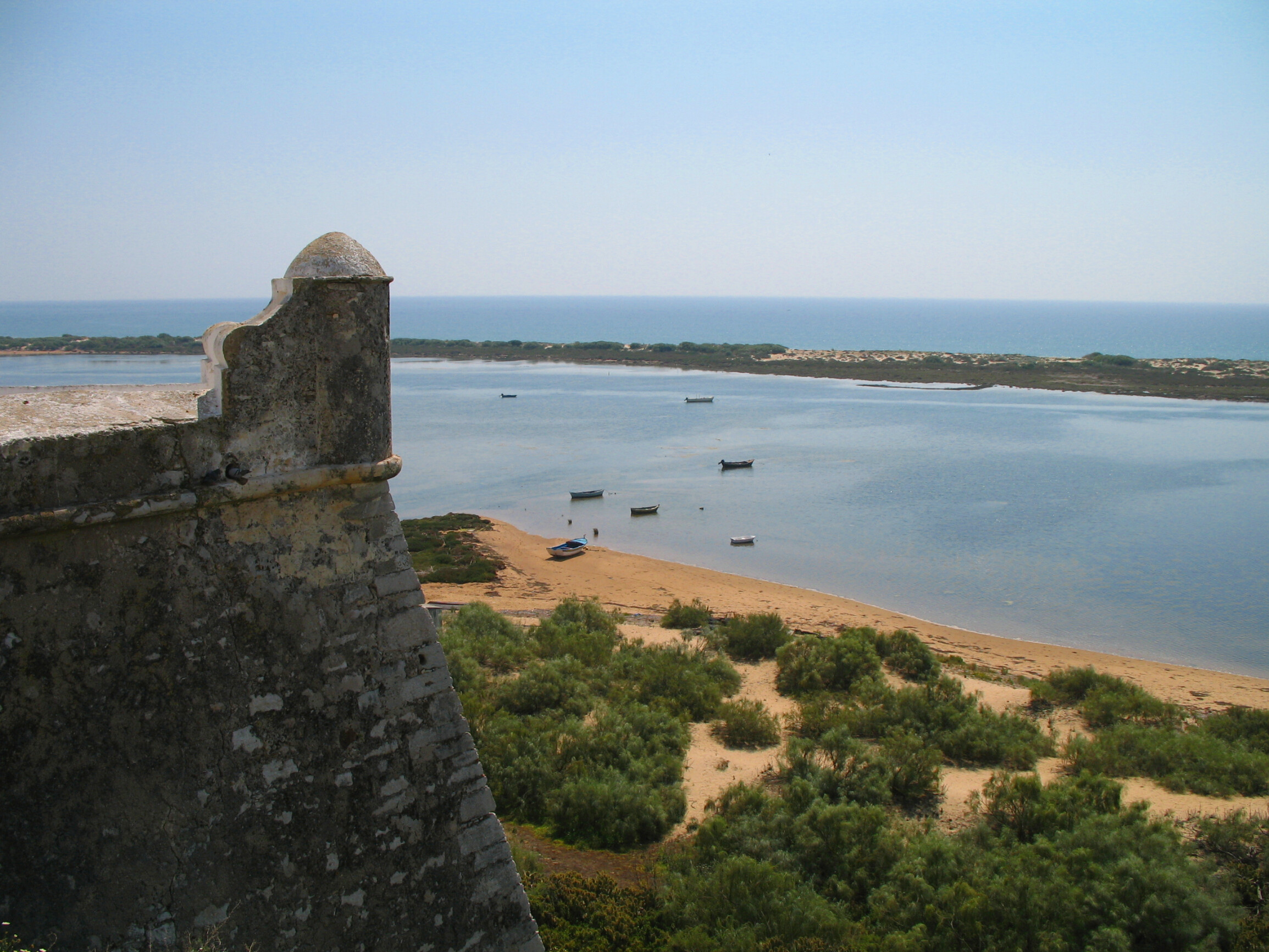 Woman Swept Away by Current in Algarve's Cacela Velha - Authorities Warn Against Swimming