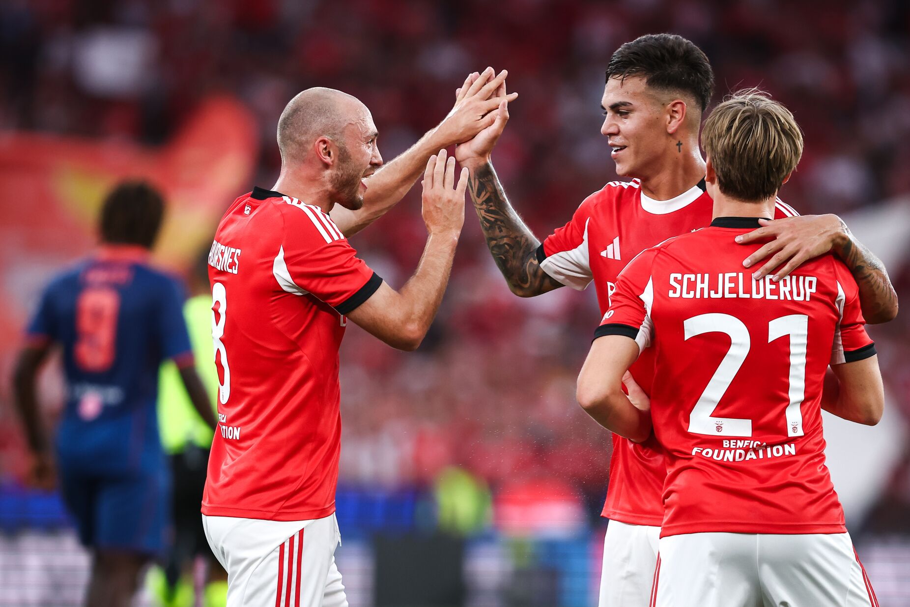 Águias com noite 'divertida' (e fácil) graças ao Nice: Benfica qualifica-se para play-off onde vai defrontar Mourinho. Veja os golos