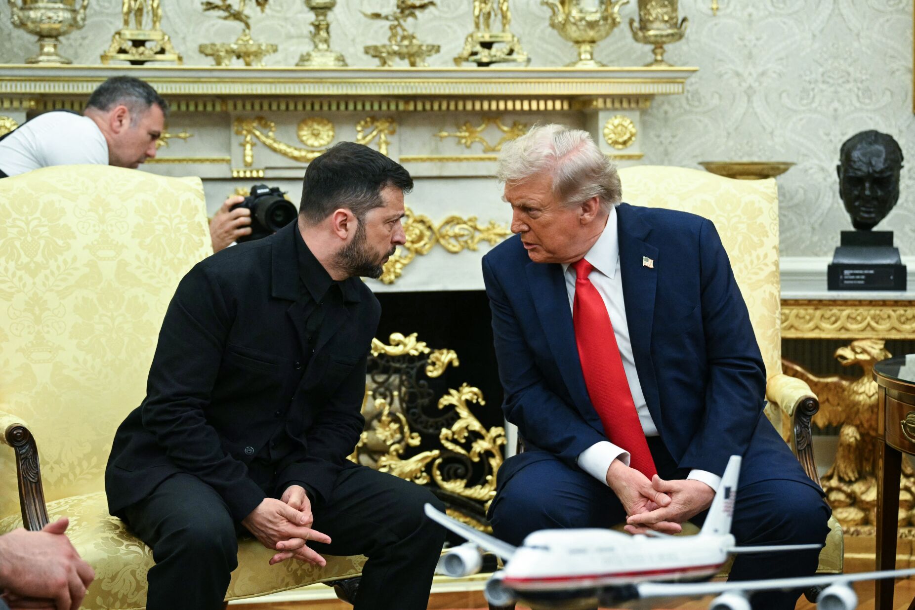 Zelensky espera apoio de Trump a "garantias de segurança" pós-guerra na Ucrânia