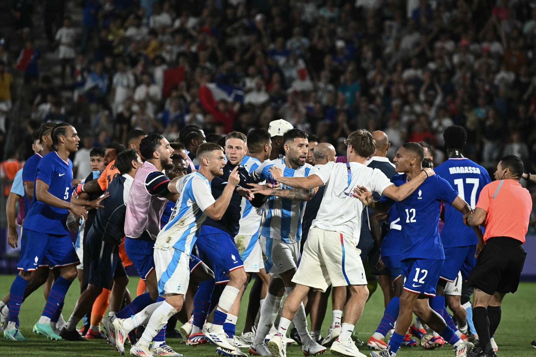 Paris 2024: França "vinga-se" da Argentina em jogo marcado por confusão no relvado
