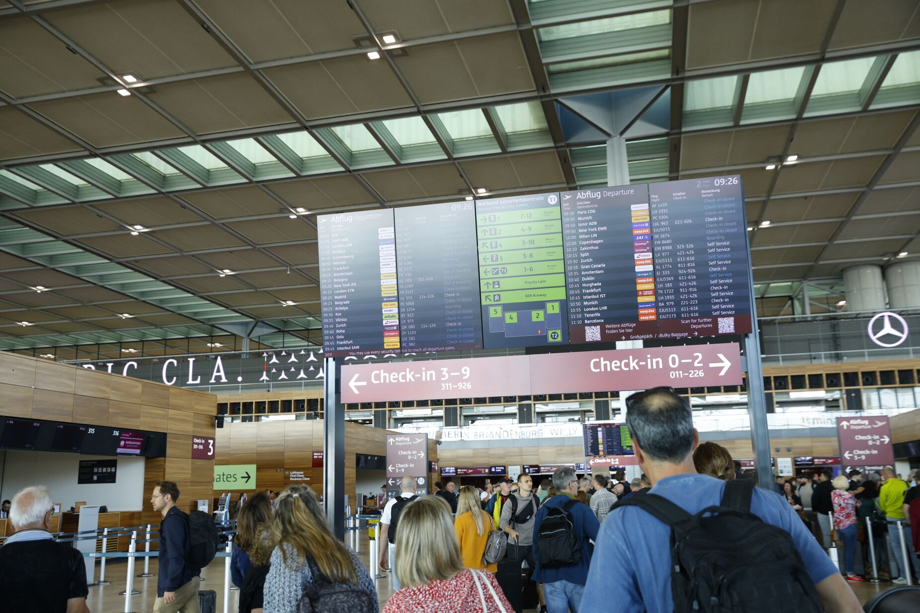 Bruxelas, Londres e Berlim: falhas informáticas em vários aeroportos europeus atrasam e cancelam voos