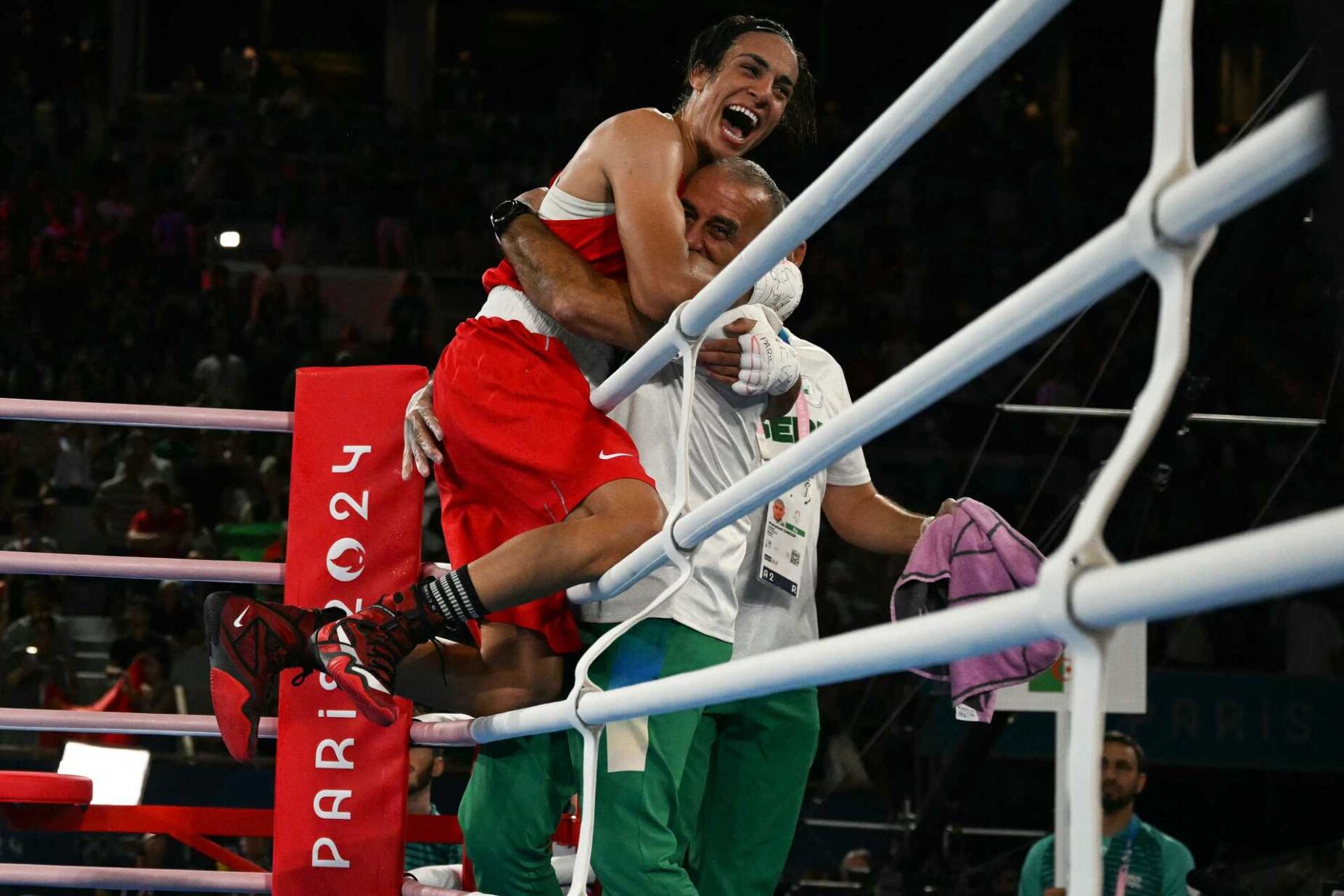 As críticas não a afastaram do ouro. Imane Khelif sagra-se campeã olímpica de boxe -66 kg