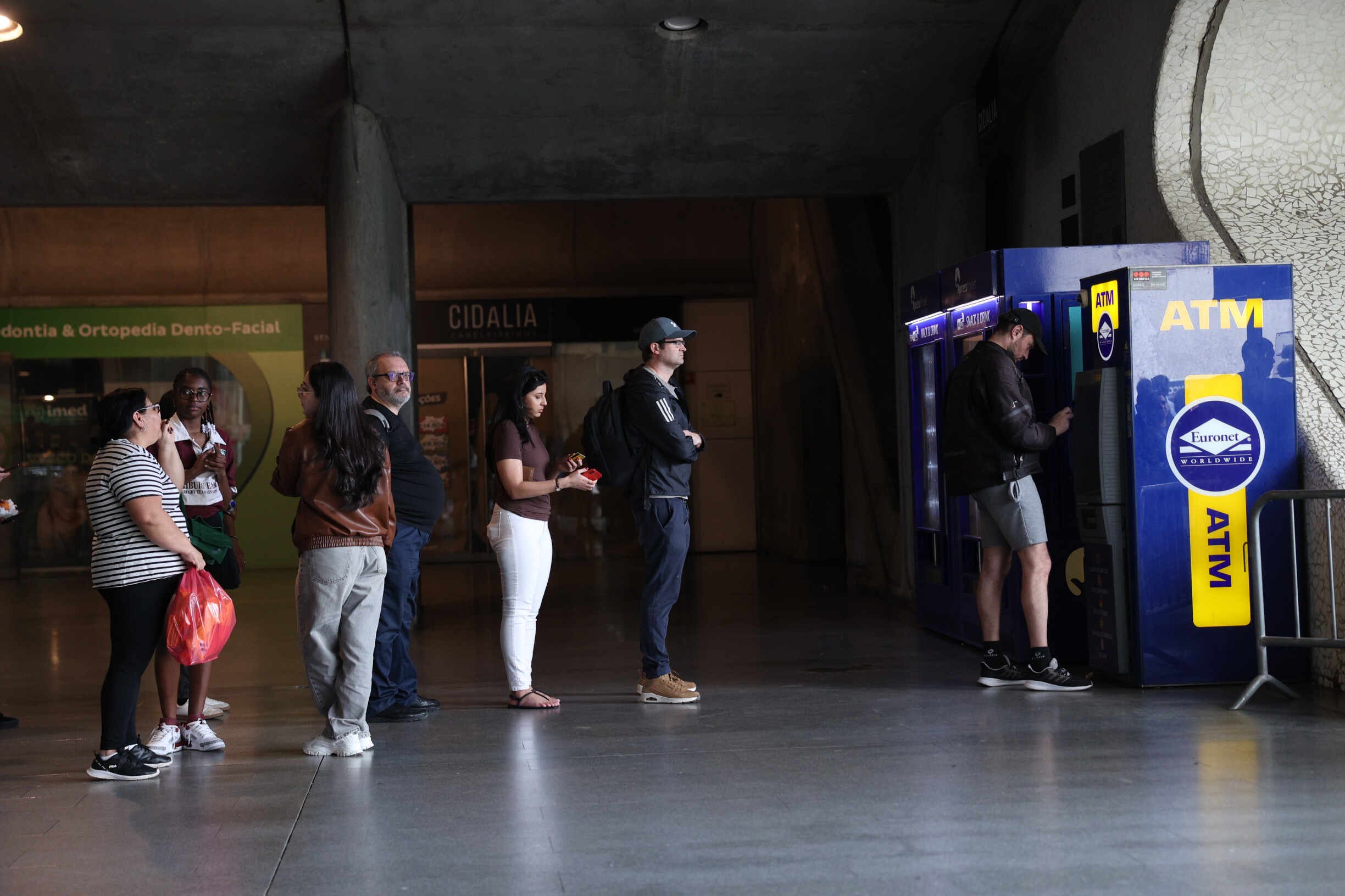 Portugal's Power Outage: Why Alert SMS Failed to Reach You? Insights from Civil Protection