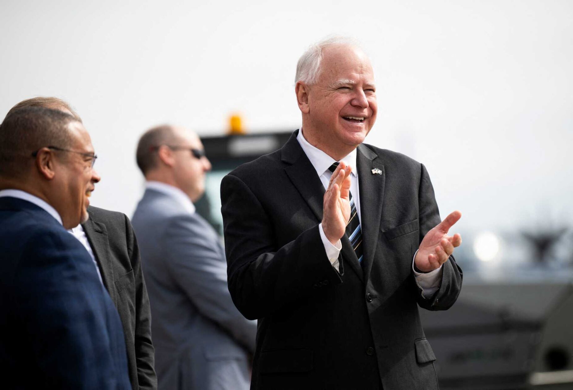 "Não temos medo de tipos estranhos." Quem é Tim Walz, a escolha de Kamala para 'vice'