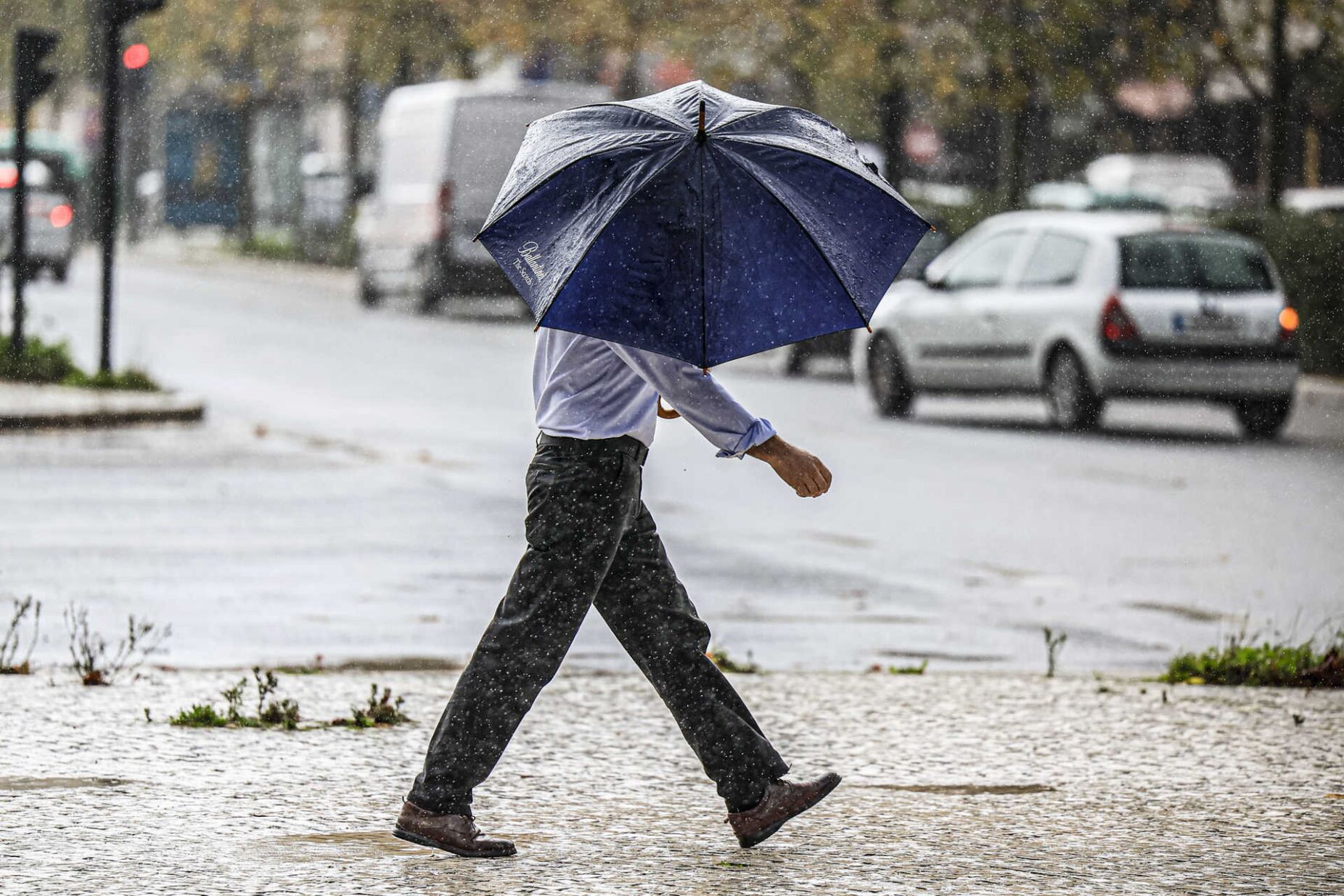Muitas nuvens, temperaturas baixas e chuva: verão faz uma pausa e próximos dias vão ser "mais outonais"