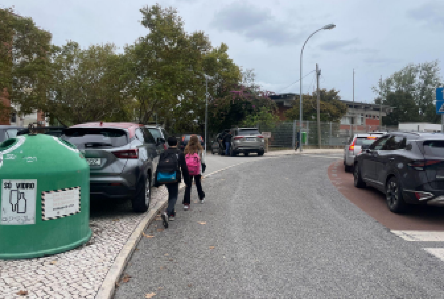 Pais, alunos e professores de 35 escolas de Lisboa apontam problemas de acessibilidade. Imagens comprovam falhas de segurança para crianças