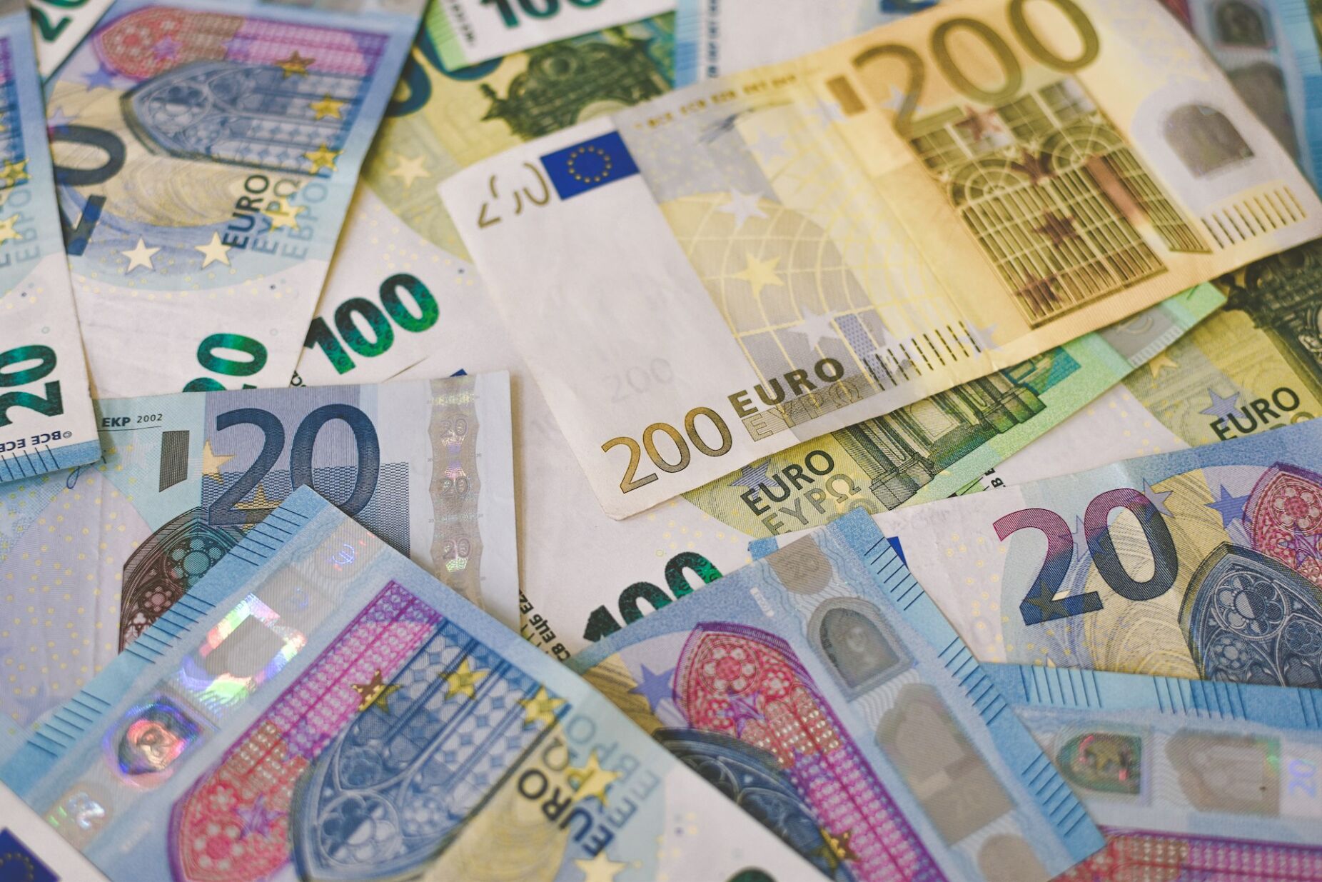Espanha sobe salário mínimo para 1184 euros