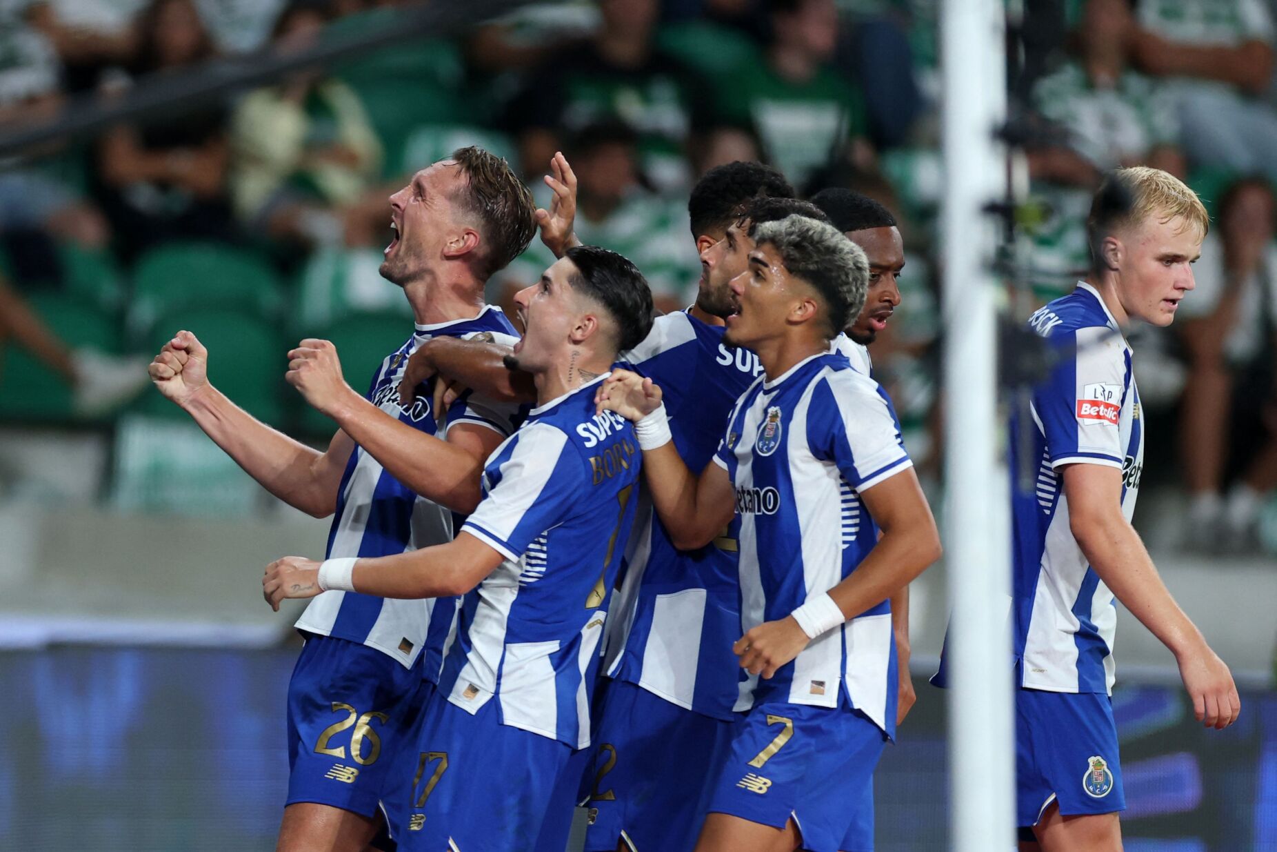 Farioli iluminou arco triunfal de William Gomes. FC Porto vence Sporting em Alvalade e é líder da Liga