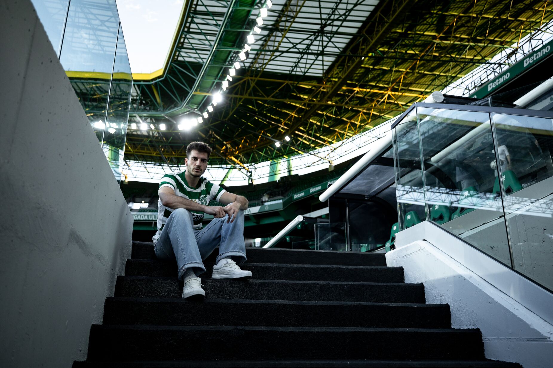 Negócio de pelo menos 22 milhões: Ioannidis assina por cinco anos pelo Sporting e espera pelo 9 de Harder