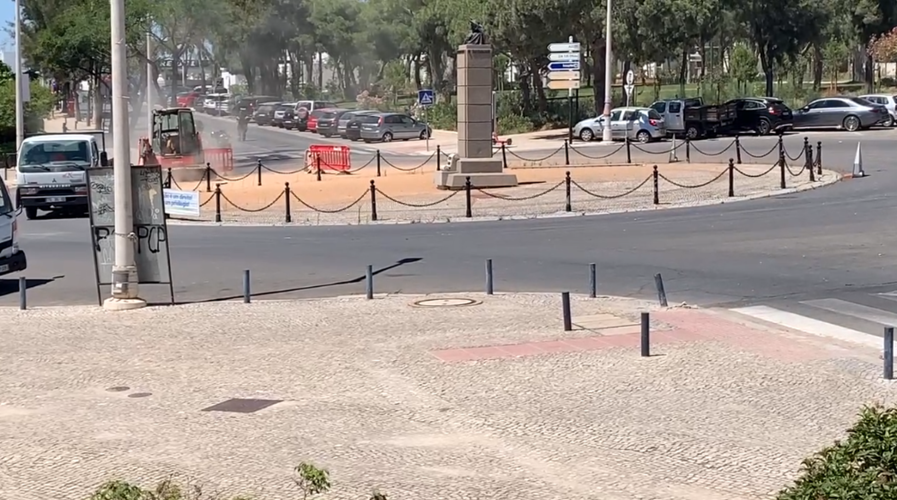 Queriam reparar uma conduta de esgoto, mas furaram uma conduta de gás