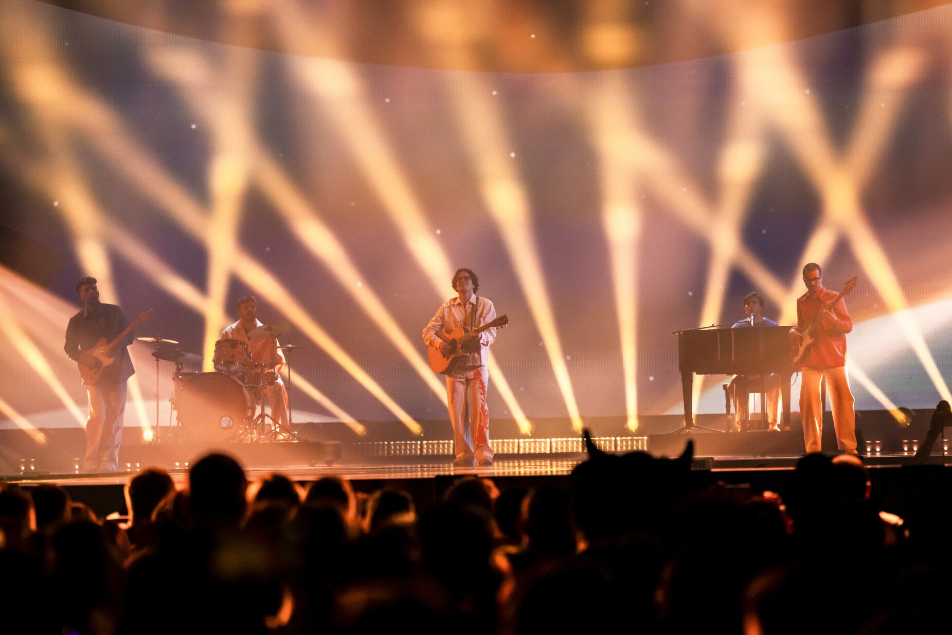 "Deslocado", mas não da Eurovisão: NAPA levam Portugal à final. Veja a atuação