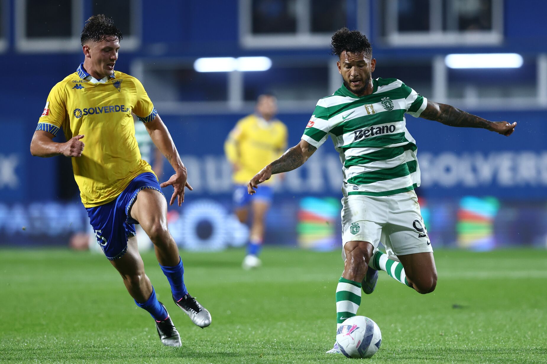 Sporting vence Estoril e cola-se provisoriamente ao FC Porto na liderança