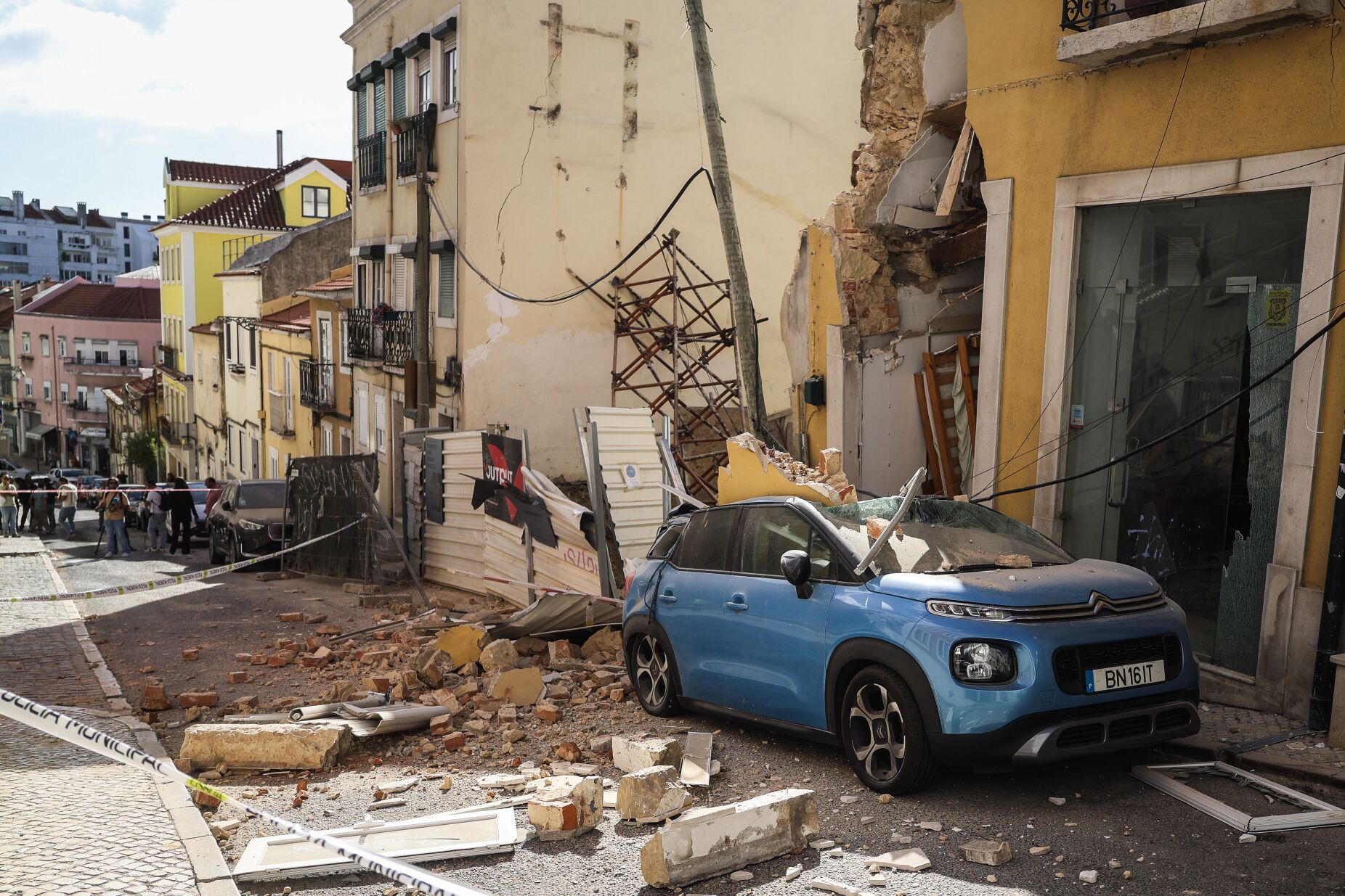 Proteção Civil diz que edifícios vizinhos de fachada que ruiu em Lisboa "não têm estabilidade estrutural"