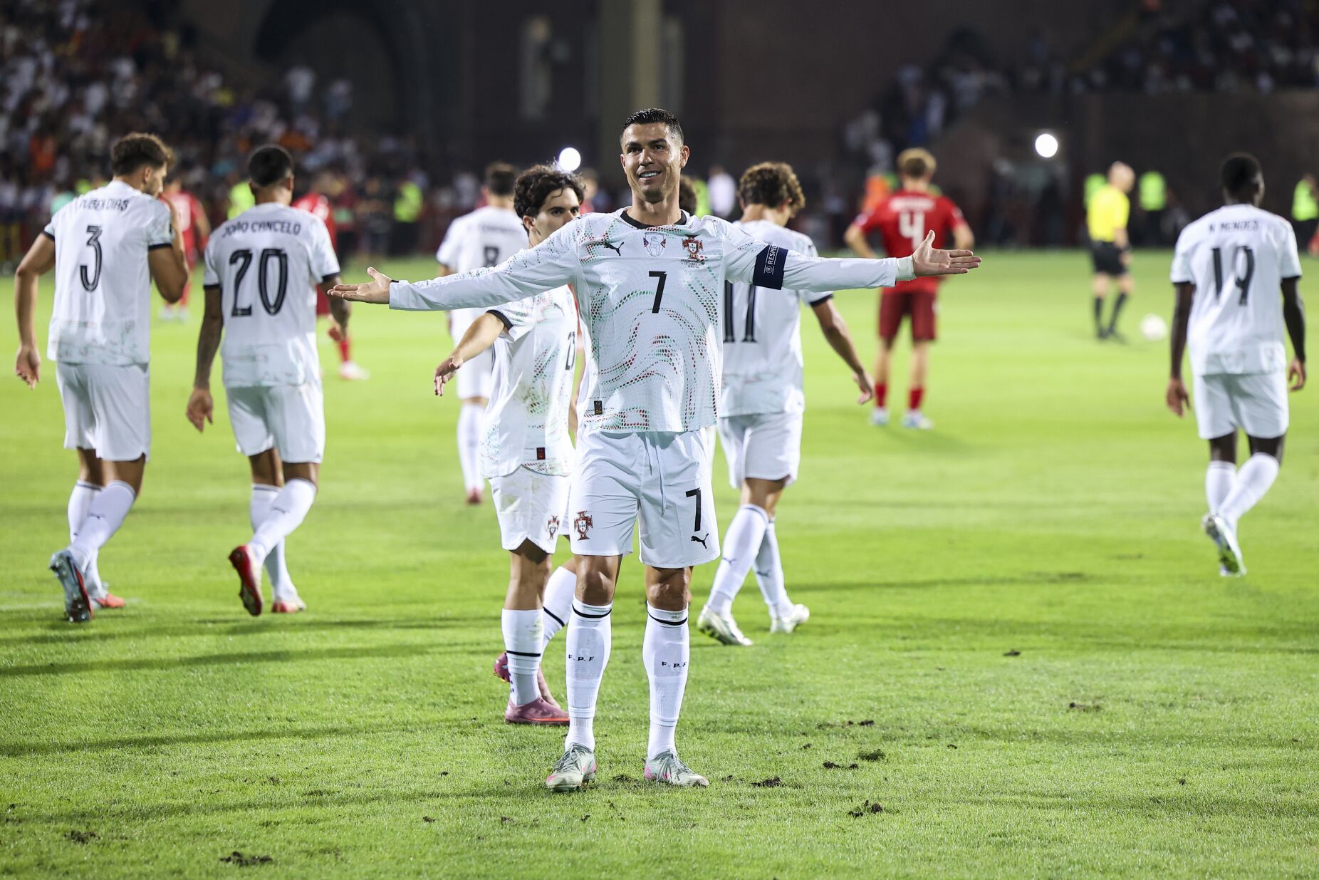 Portugueses da Arábia. Seleção nacional goleia Arménia na estreia na qualificação para o Mundial