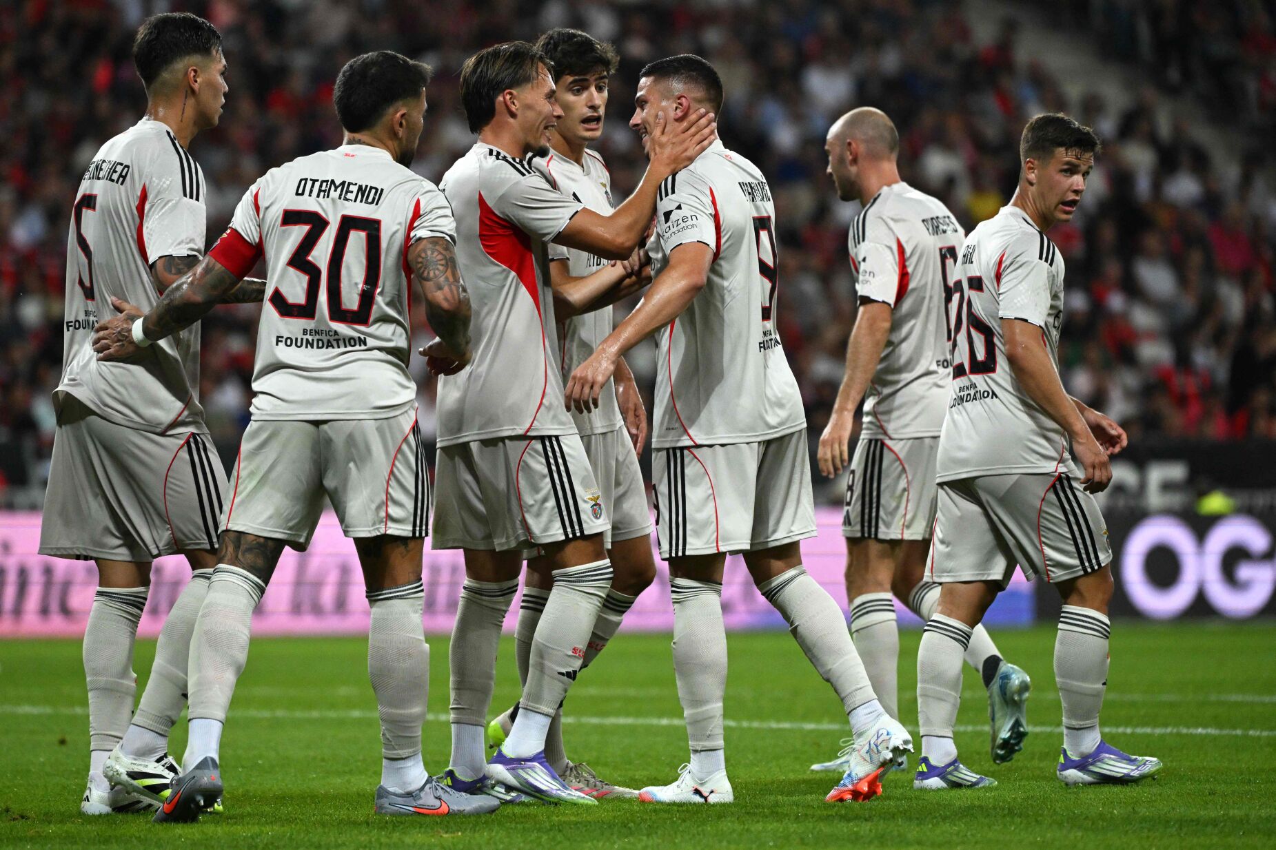 Ivanovic foi à Riviera Francesa, mas nem pensou em férias. Benfica vence Nice na Liga dos Campeões