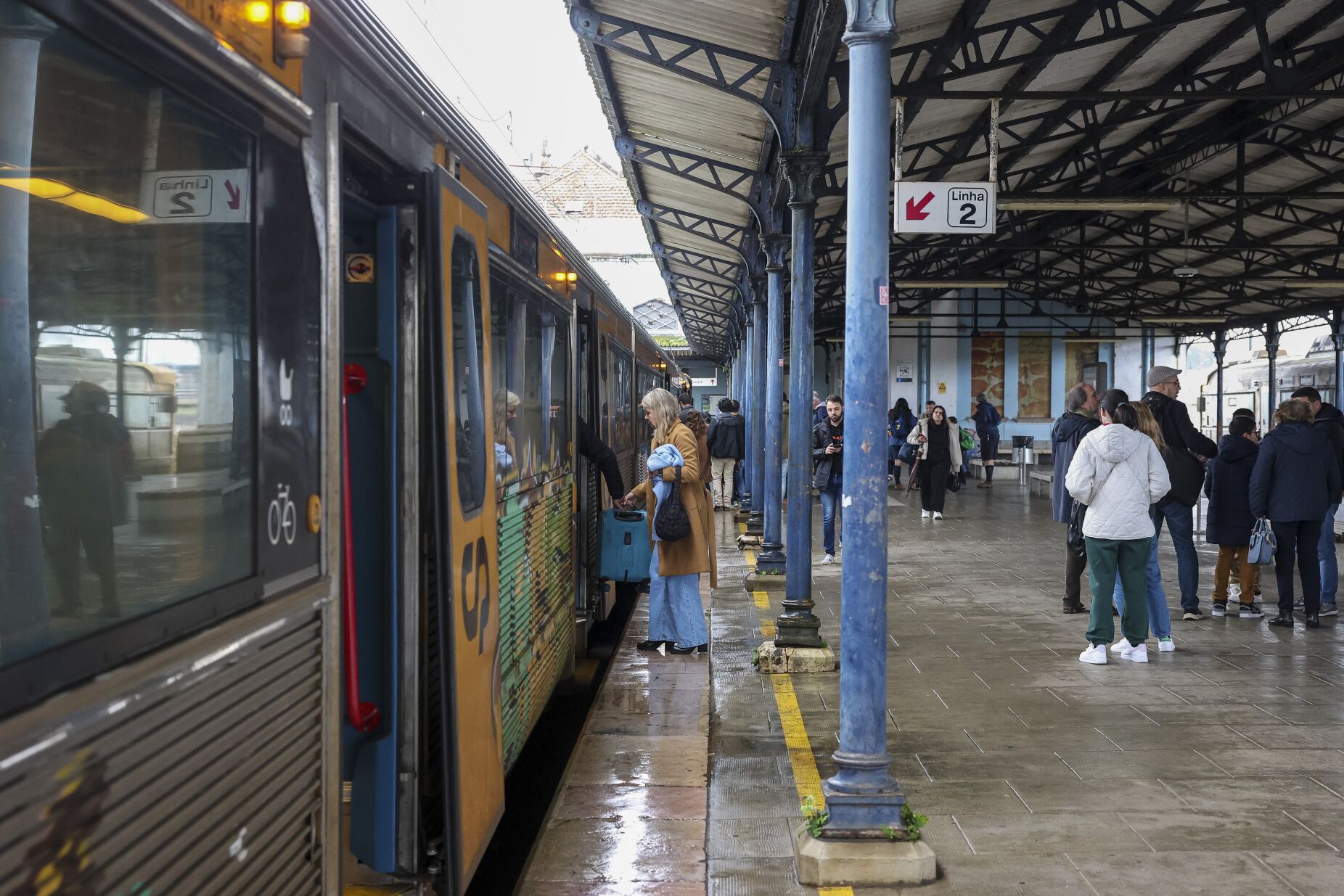 O fim da Estação Nova com 140 anos: mais de 200 pessoas despediram-se do último comboio que saiu do centro de Coimbra