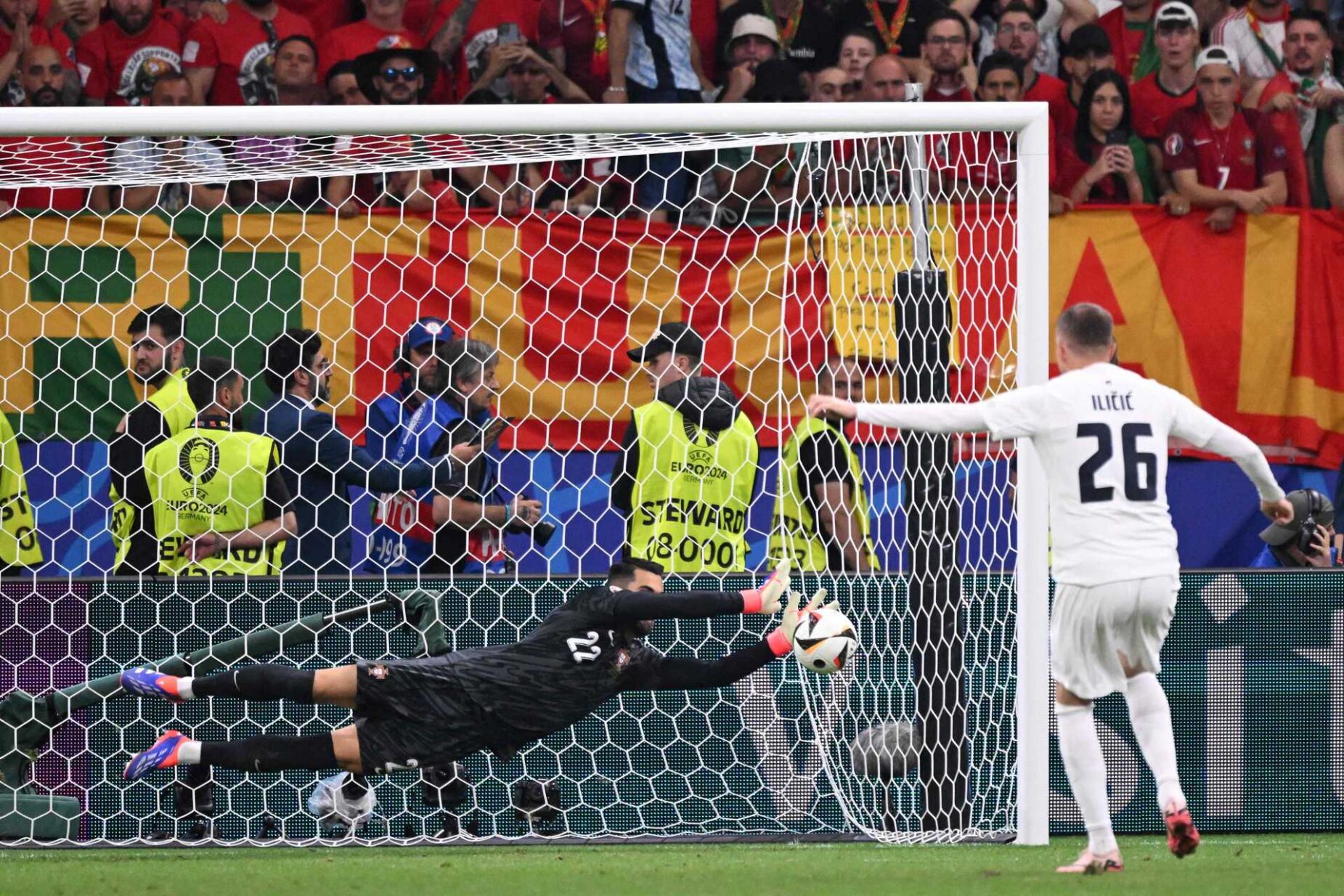 Gigante Diogo Costa salva Portugal. Seleção vence Eslovénia nos penáltis e enfrenta França nos quartos do Euro