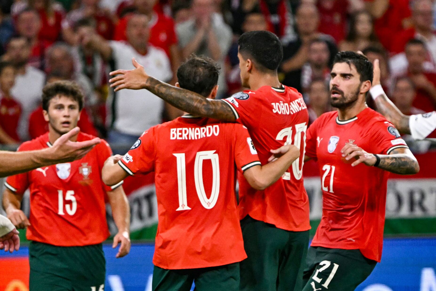 Cancelo apareceu para curar a peste. Portugal vence jogo difícil na Hungria