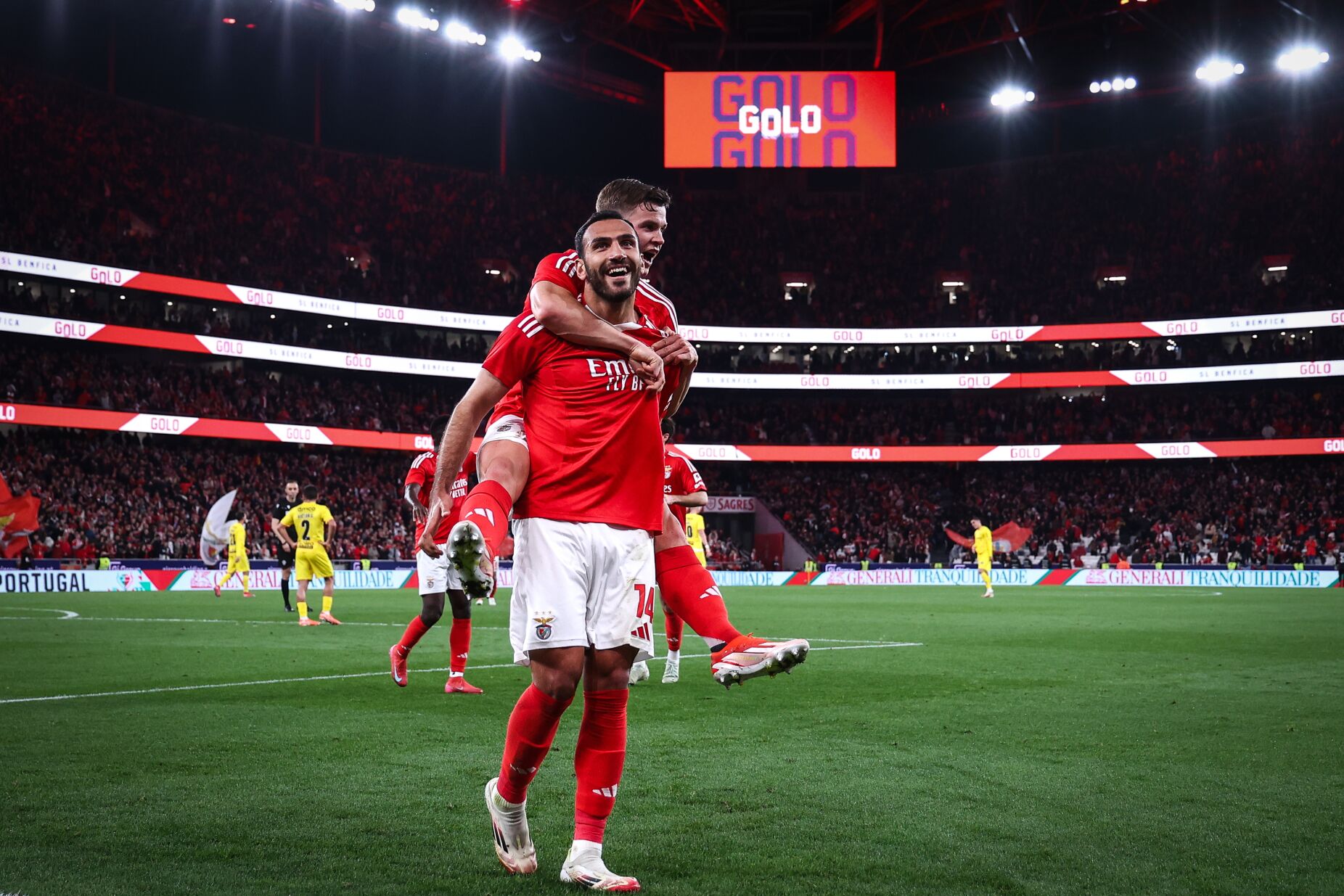 Sondagem: águias favoritas ao título, maioria diz que Benfica e Sporting agiram mal na morte de Pinto da Costa