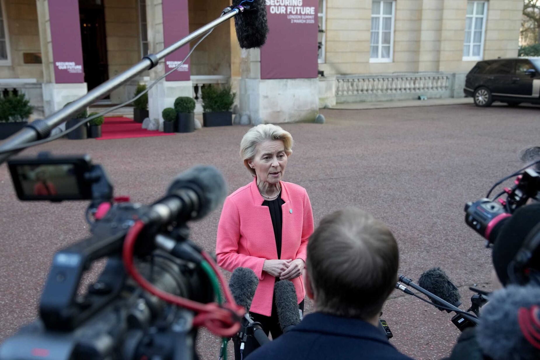 Von der Leyen promete "espaço fiscal" para reforçar defesa e "plano para rearmar a Europa"