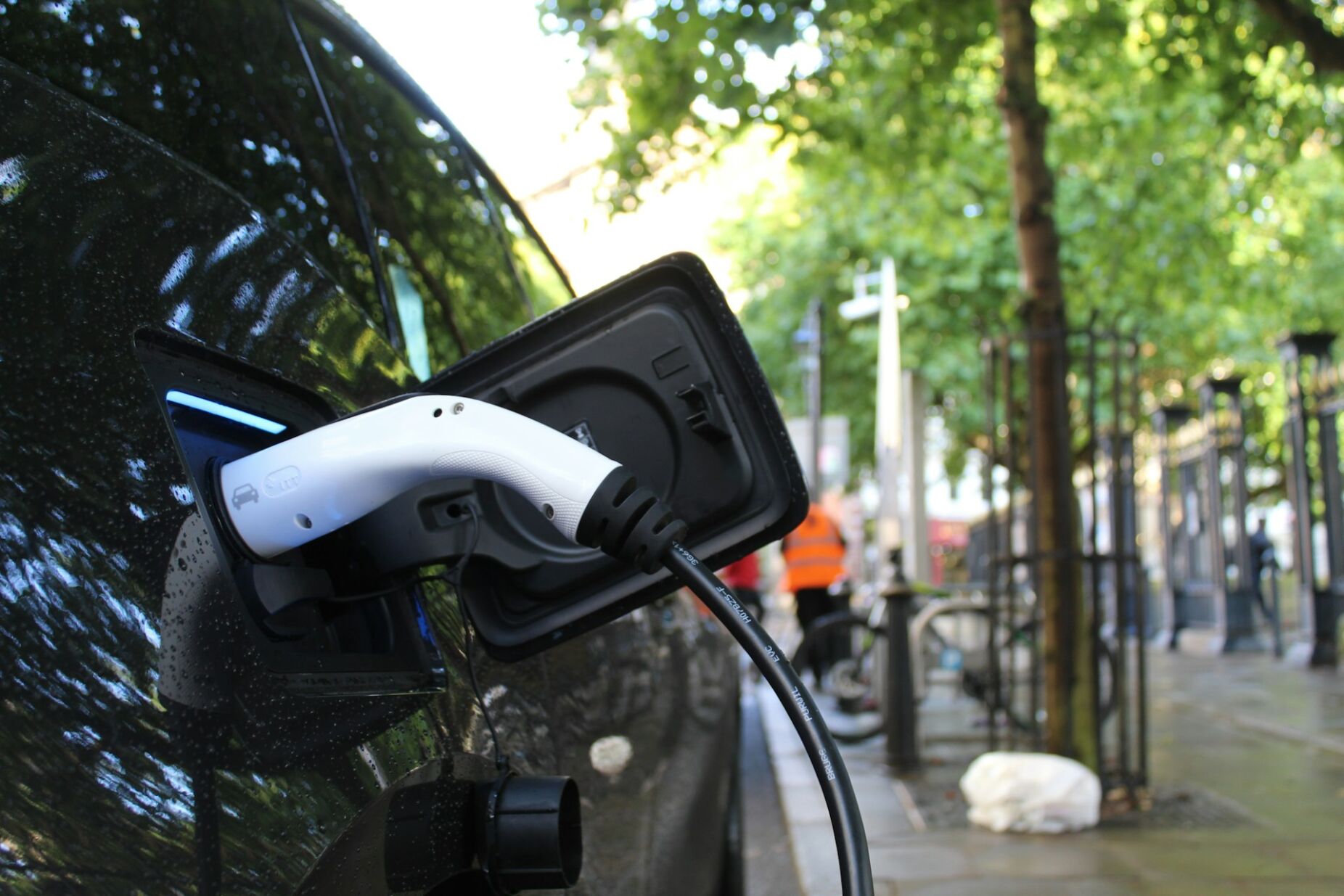Pontos de carregamento elétricos alvo de vandalismo e roubo: associações preocupadas pedem "moldura penal mais efetiva"