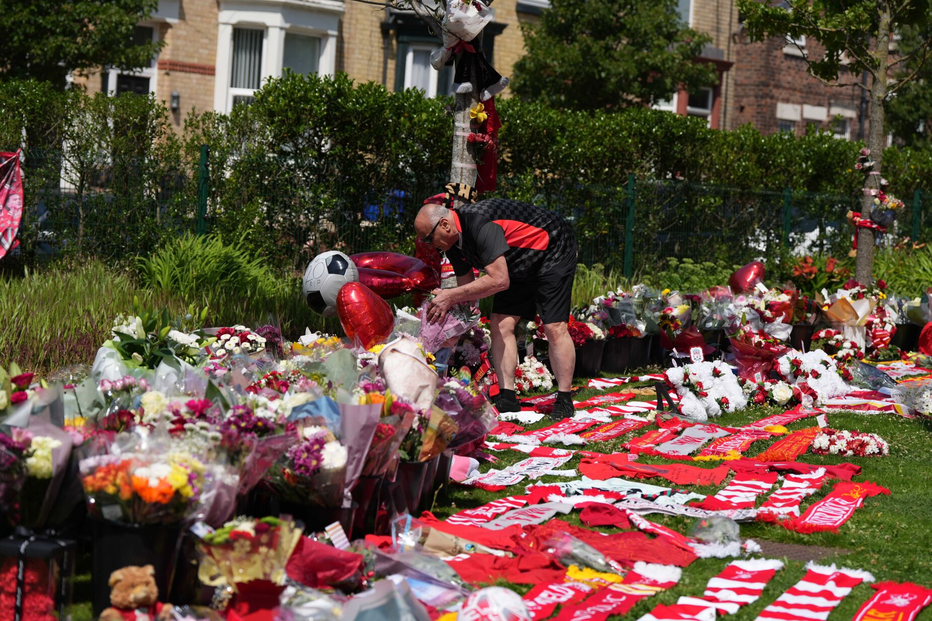 "You'll never walk alone, lad from Portugal": bandeira a meia haste, camisolas e flores em Anfield na homenagem a Jota. Veja as imagens