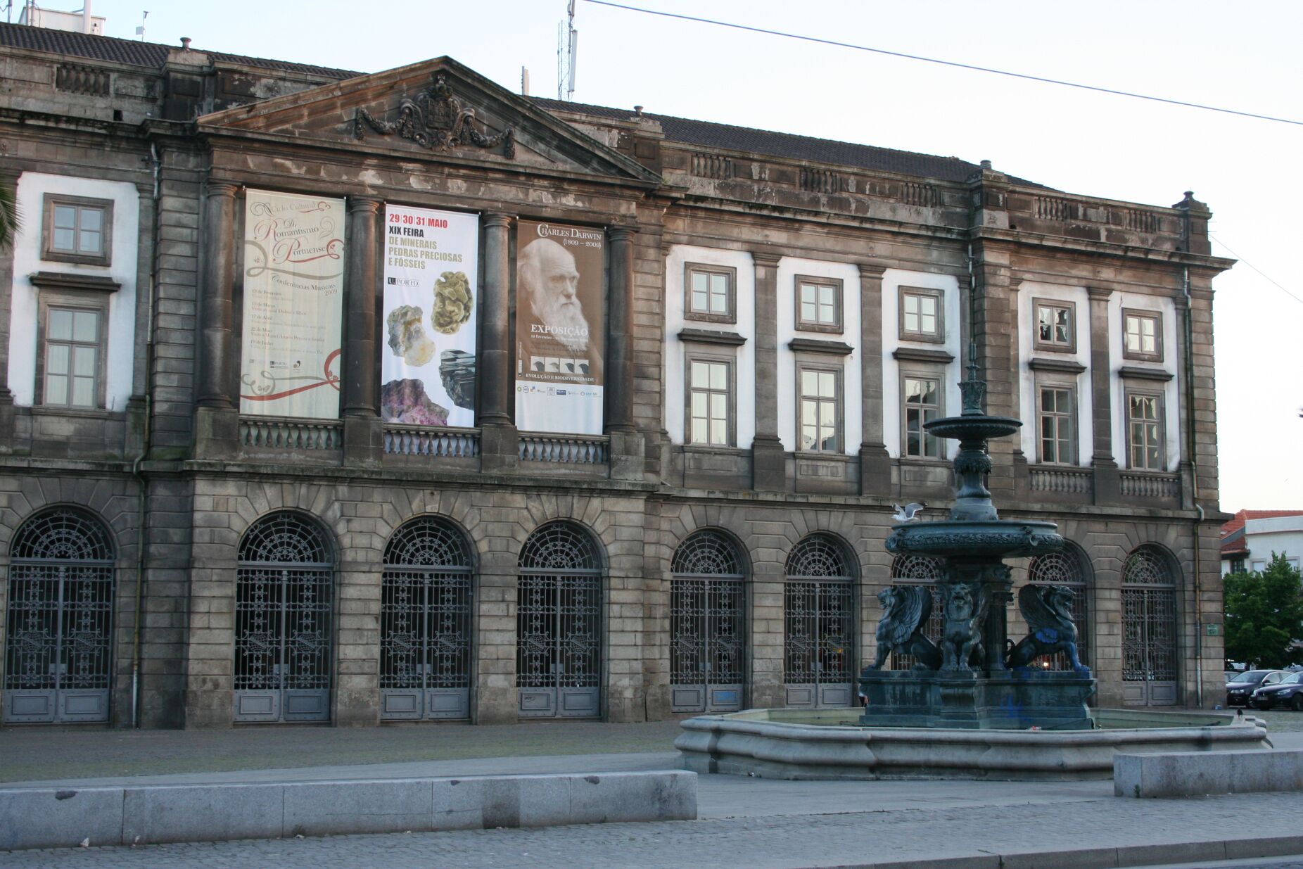 Reitor da Universidade do Porto vinca que "jamais homologaria uma ilegalidade" e aceitaria vagas irregulares em Medicina