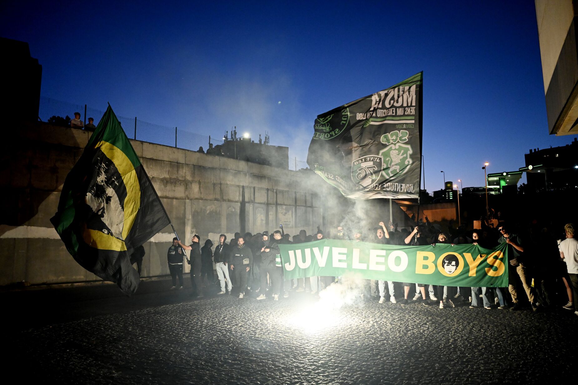 Detidos três membros da Juve Leo por suspeitas de ataque a carro onde seguiam adeptos do FCP