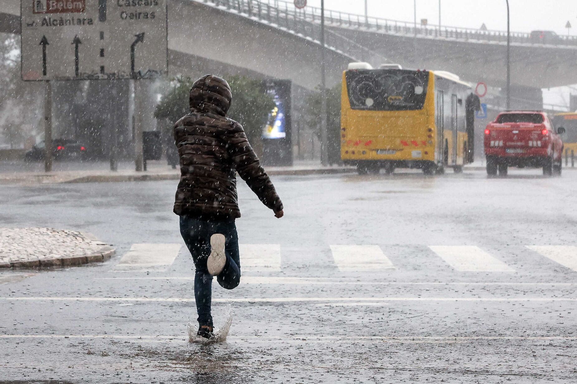 Chuva forte e trovoada deixam Portugal continental sob aviso amarelo