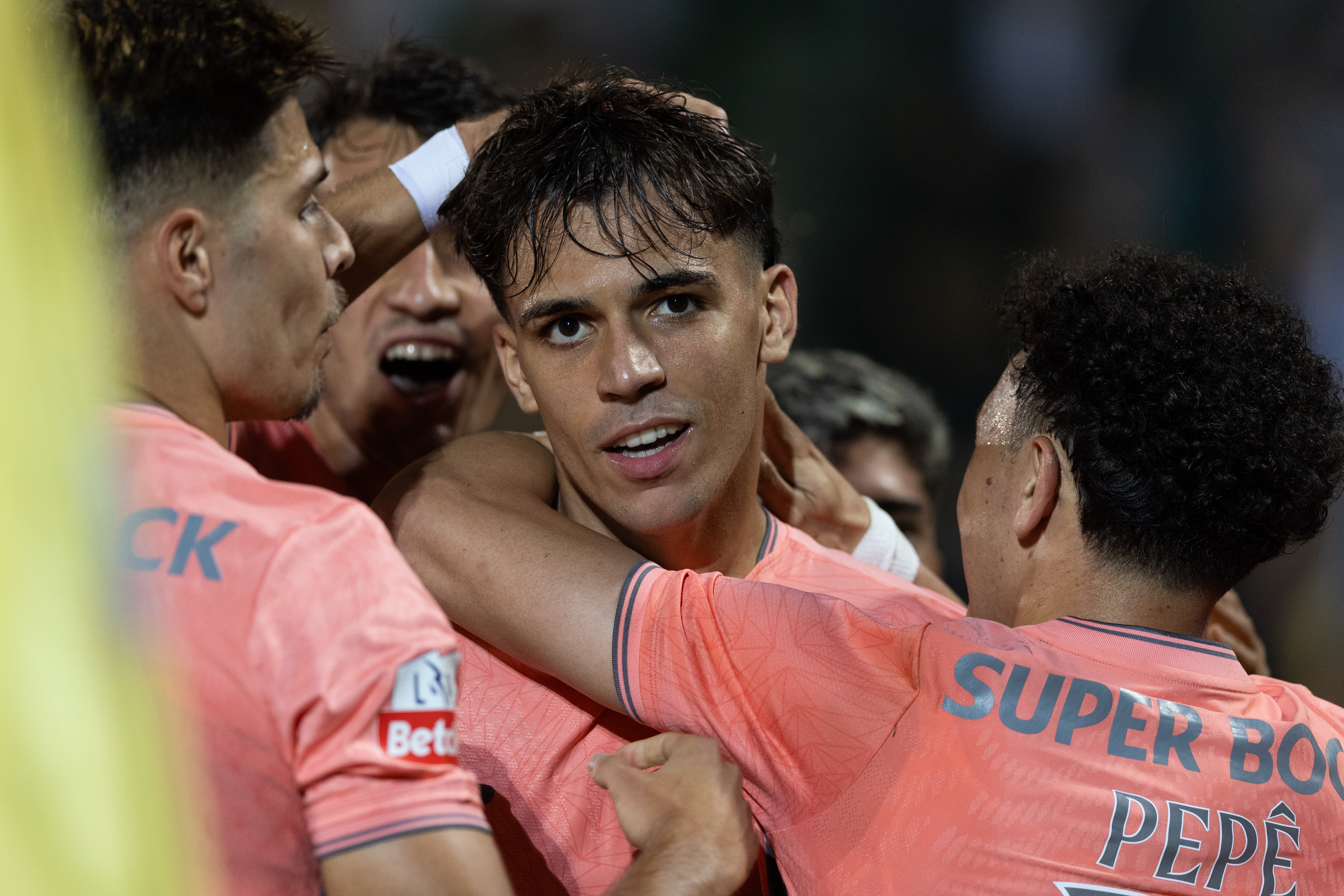 Conjugação do verbo Gabri: eu canto, nós marcamos. FC Porto vence Rio Ave e segue líder