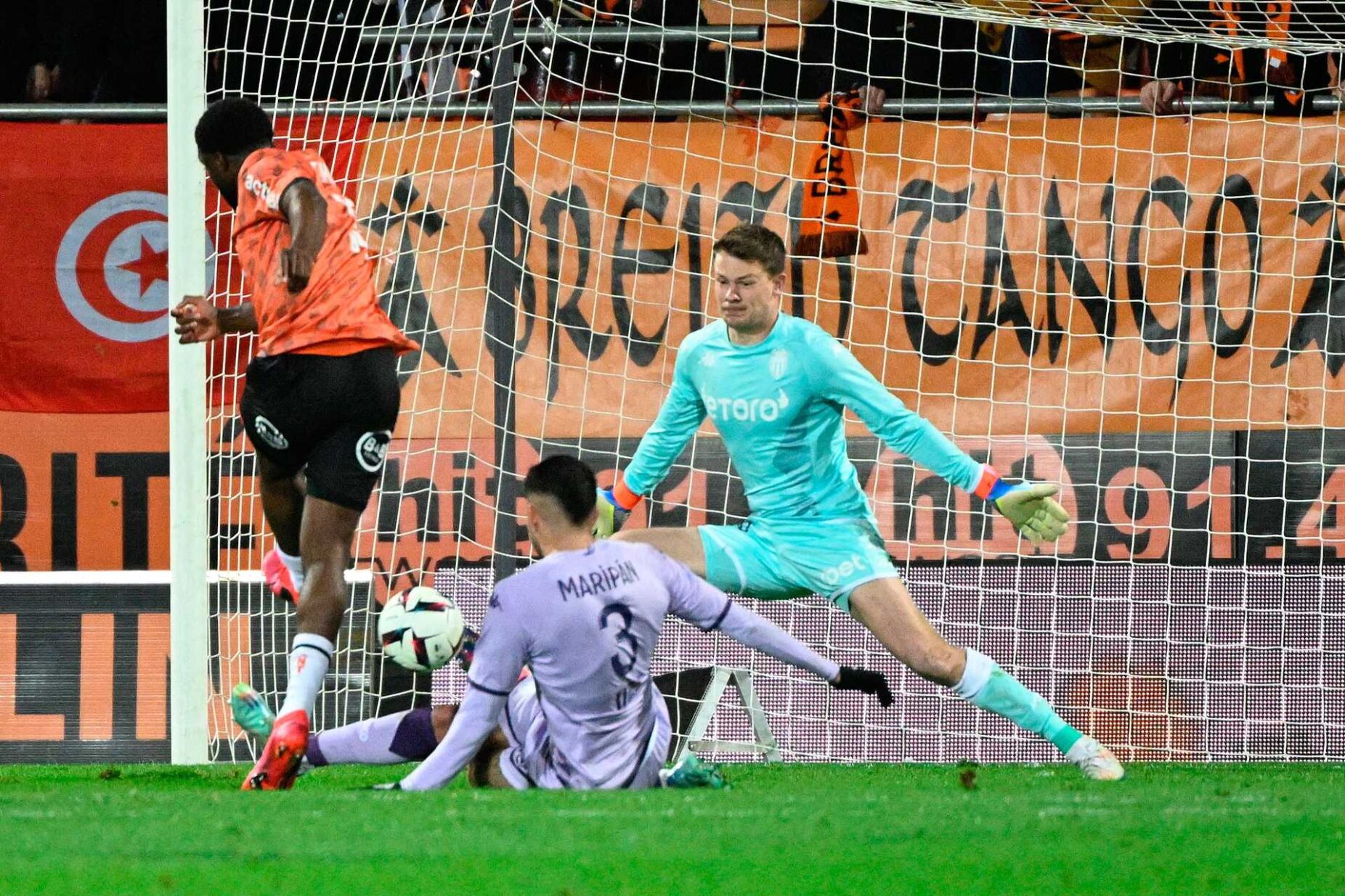 Sporting interessado no guarda-redes Alexander Nubel