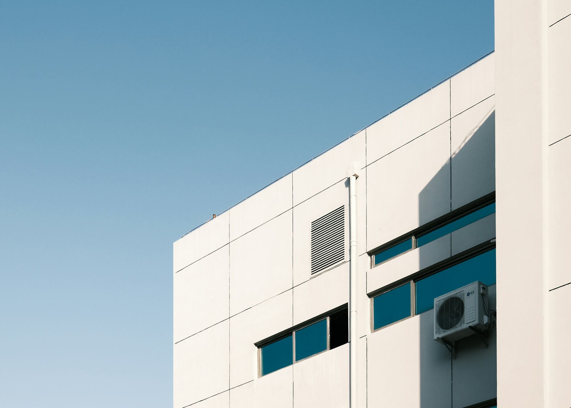 Governo aumenta IVA de equipamentos energéticos e de renováveis. Associação de refrigeração e ar condicionado quer apoios