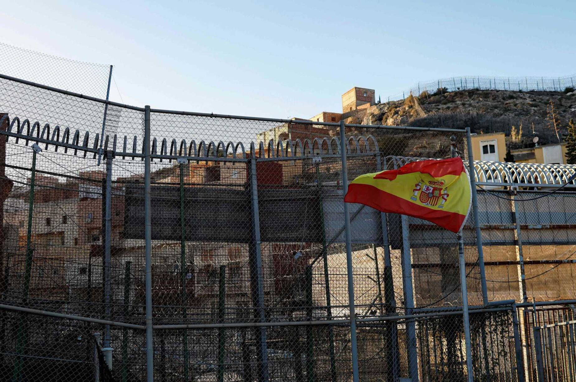 Parlamento espanhol admite iniciativa popular para regularização de meio milhão de imigrantes