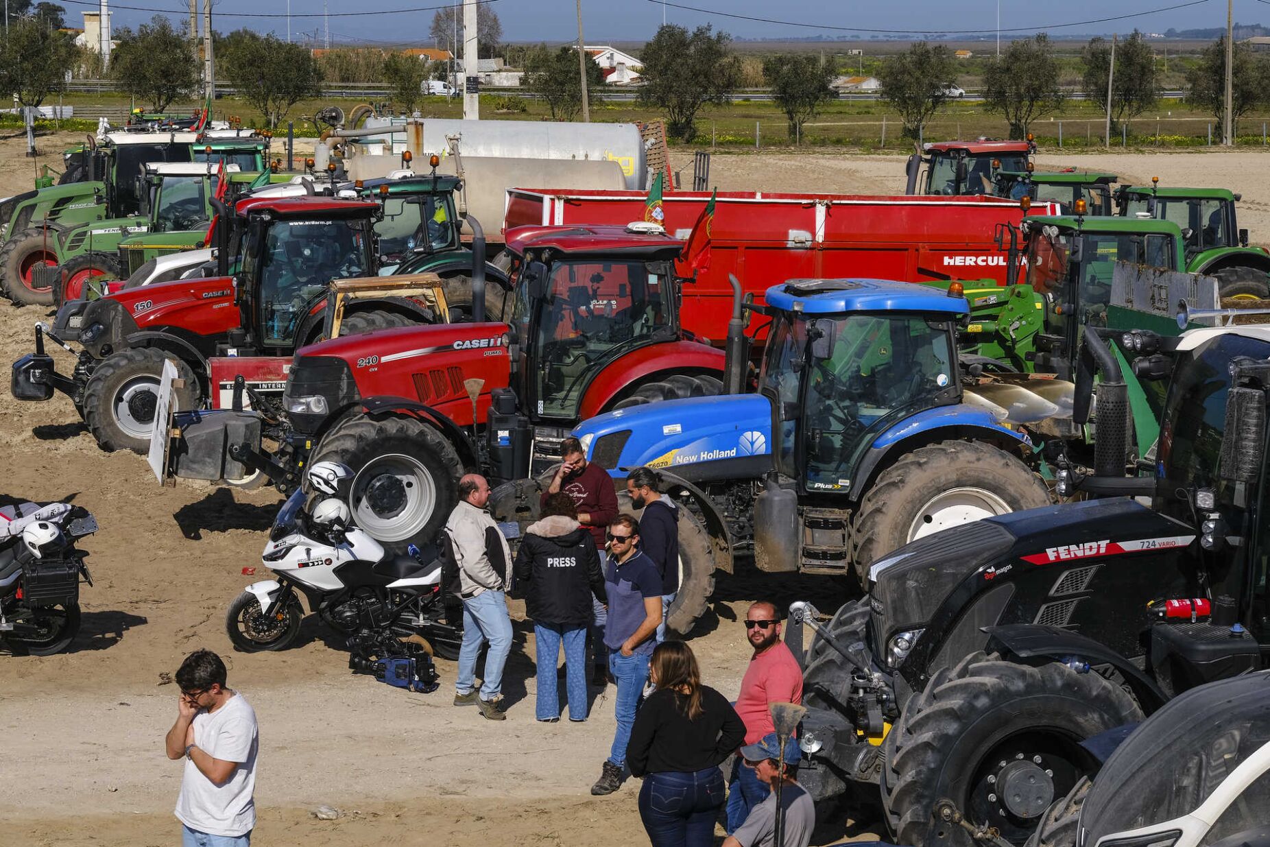 Agricultores multados em Alcochete por se deslocarem de trator nas ruas da vila