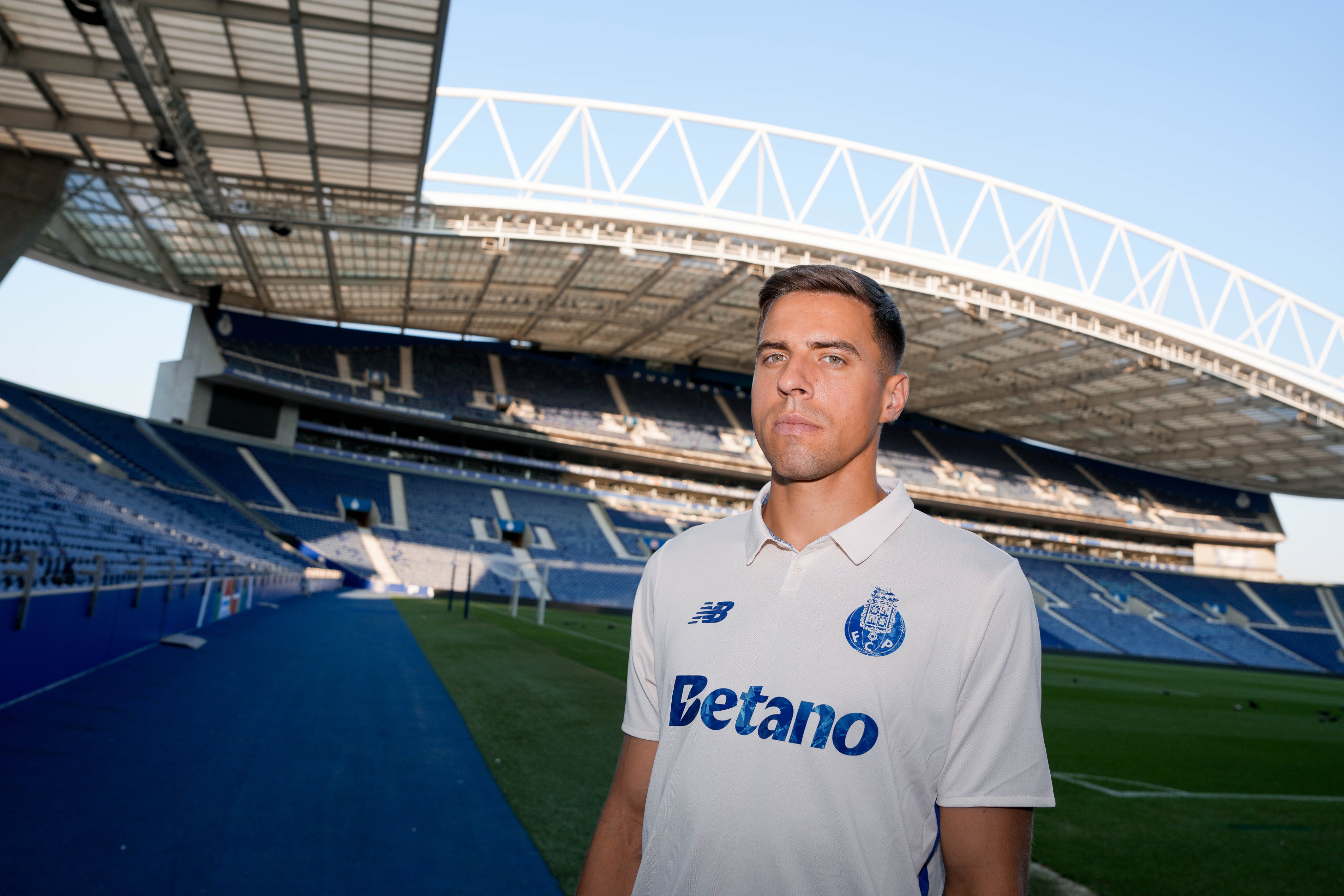 Polaco Jan Bednarek chega para defesa do FC Porto proveniente do Southampton