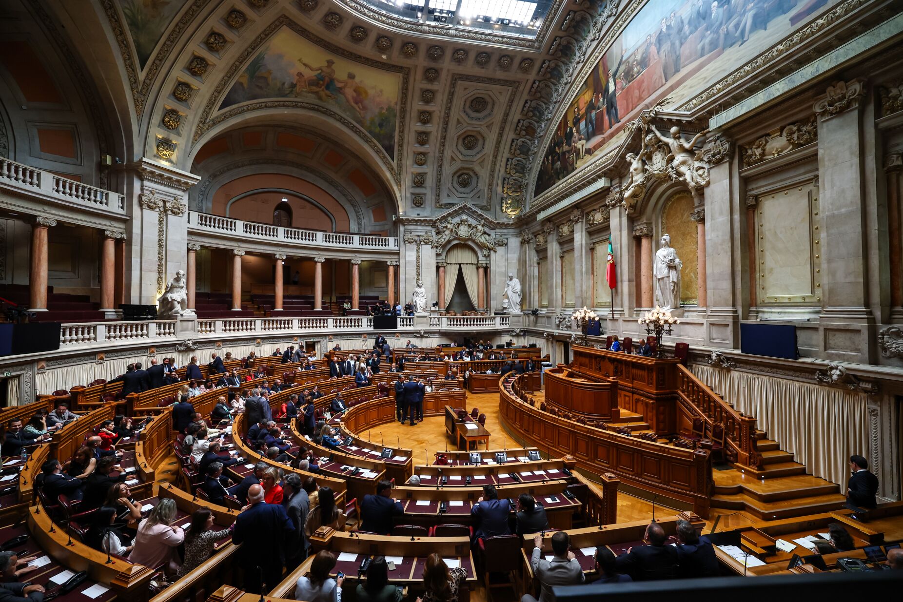 Maioria rejeita revisão constitucional, mas se avançar PS é parceiro preferido